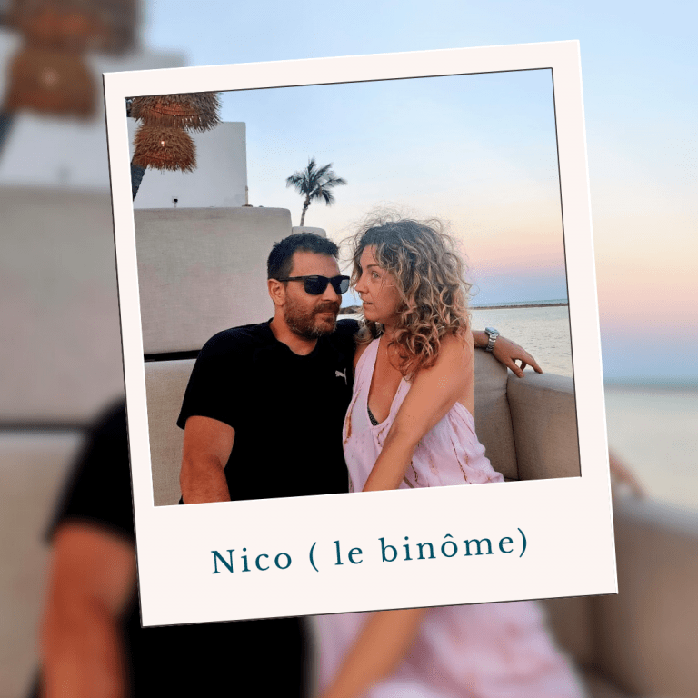 Un homme et une femme assis côte à côte lors d'un coucher de soleil, regardant l'un l'autre, avec la légende "Nico (le binôme)".