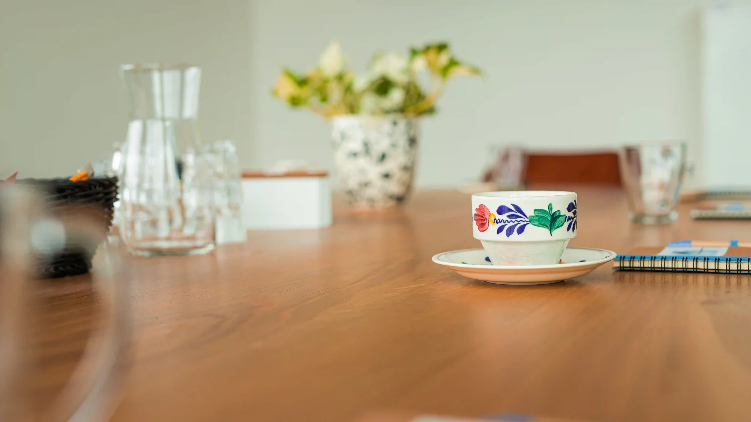 Koffie en vergadertafel in vergaderruimte bij It Fjildhûs