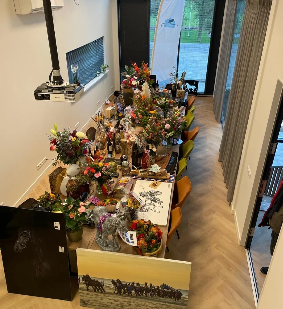 Tafel met bloemen, cadeaus en decoratie tijdens een jubileum of feestelijke bijeenkomst bij It Fjildhûs in Marsum