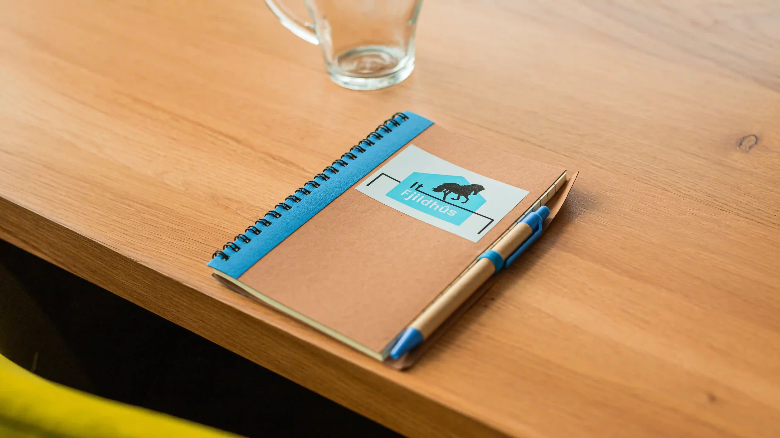 Notitieboek en pen op vergadertafel bij It Fjildhûs