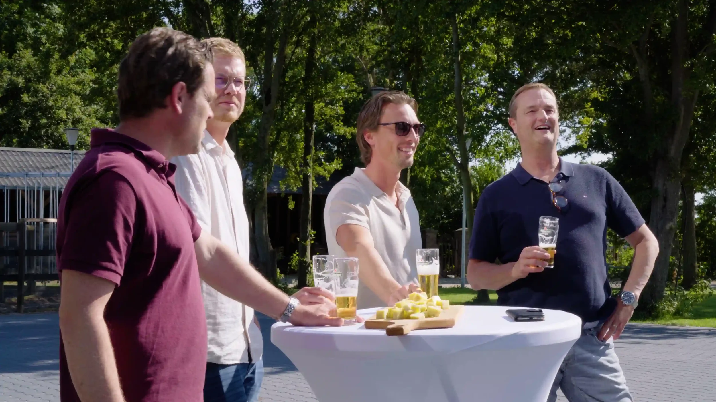 Zakelijke borrel en informeel overleg op het buitenterras van It Fjildhûs in Marsum nabij Leeuwarden