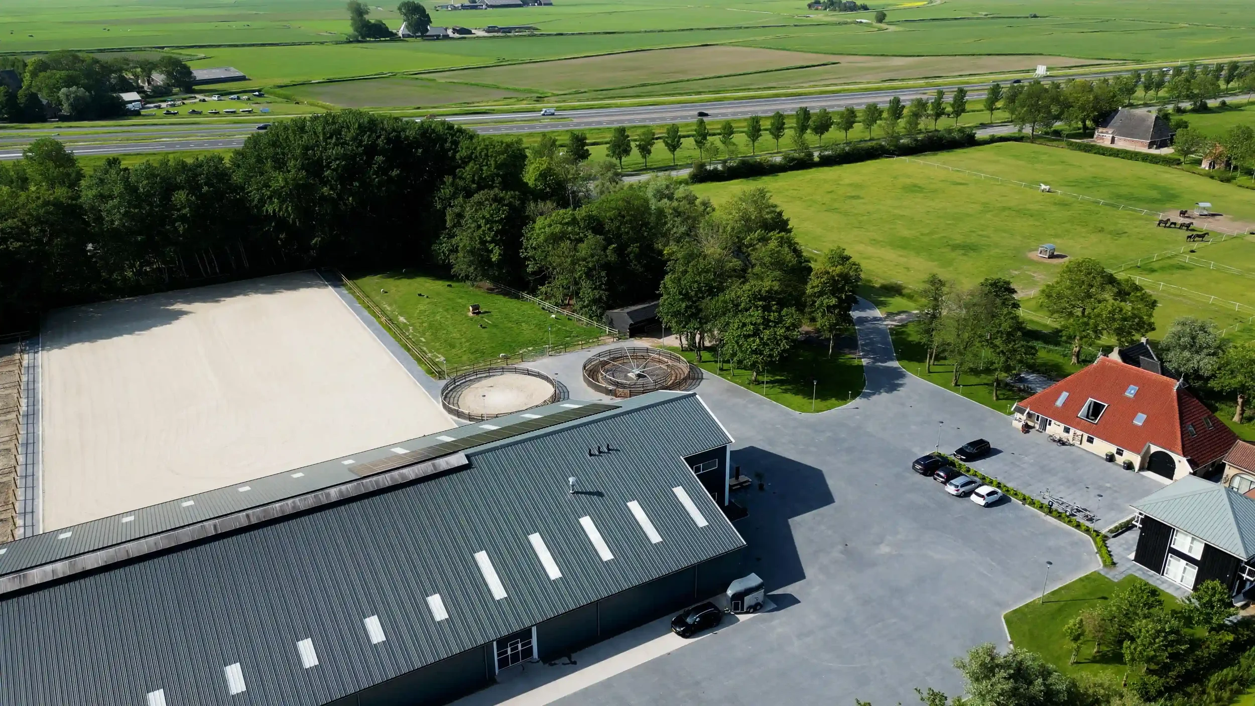 Luchtfoto van It Fjildhûs in Marsum nabij Leeuwarden met landelijke omgeving, ruime parkeergelegenheid en vergader- en evenementenlocatie in Friesland.