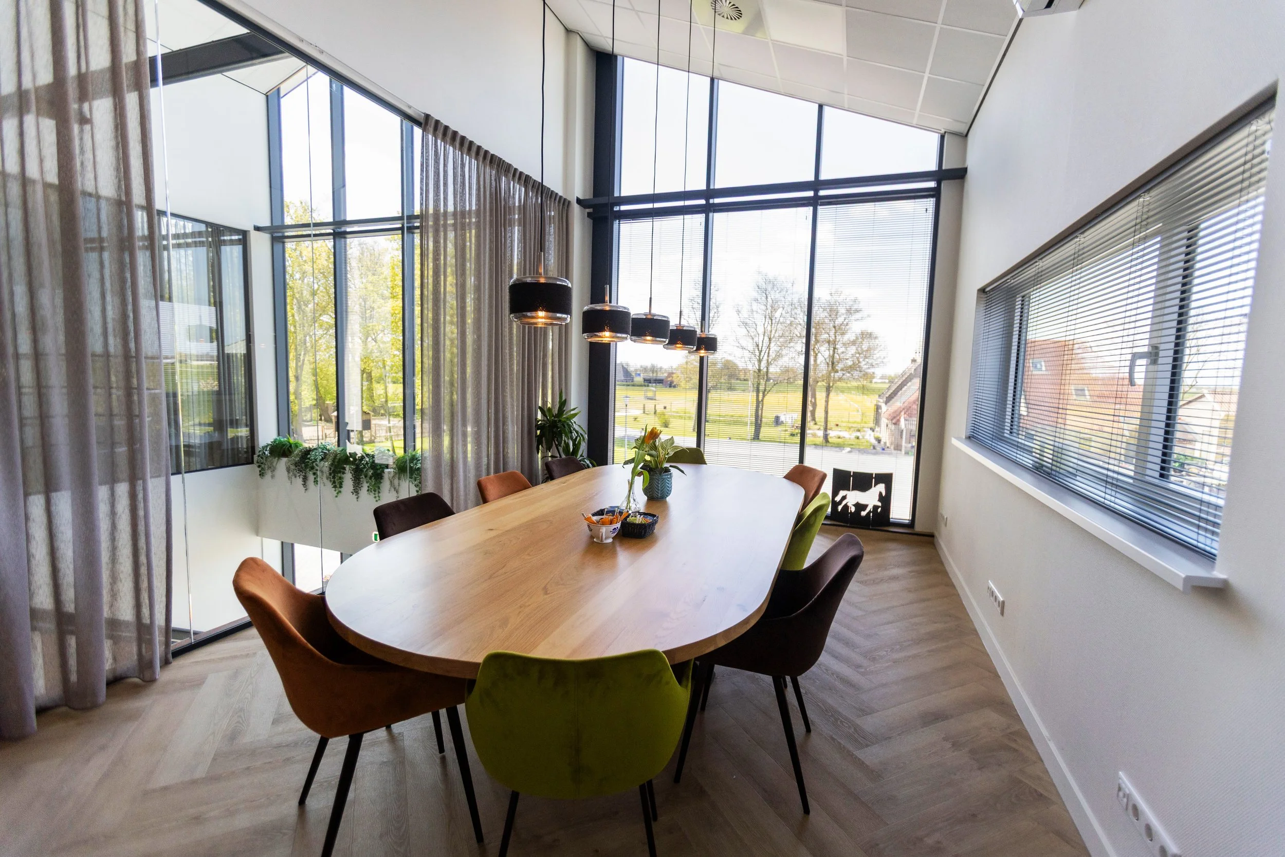 Vergaderruimte Fjildsicht bij It Fjildhûs met grote ramen en uitzicht over de Friese landerijen.