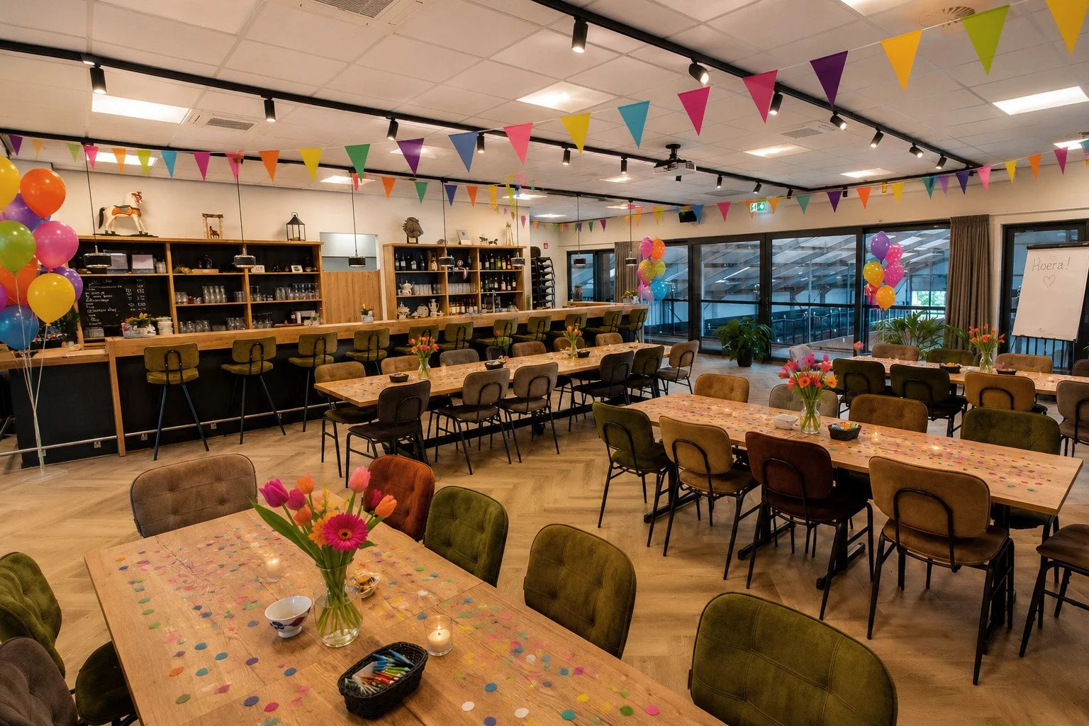 Vergaderruimte feestelijk ingericht voor een verjaardag bij It Fjildhûs in Marsum nabij Leeuwarden
