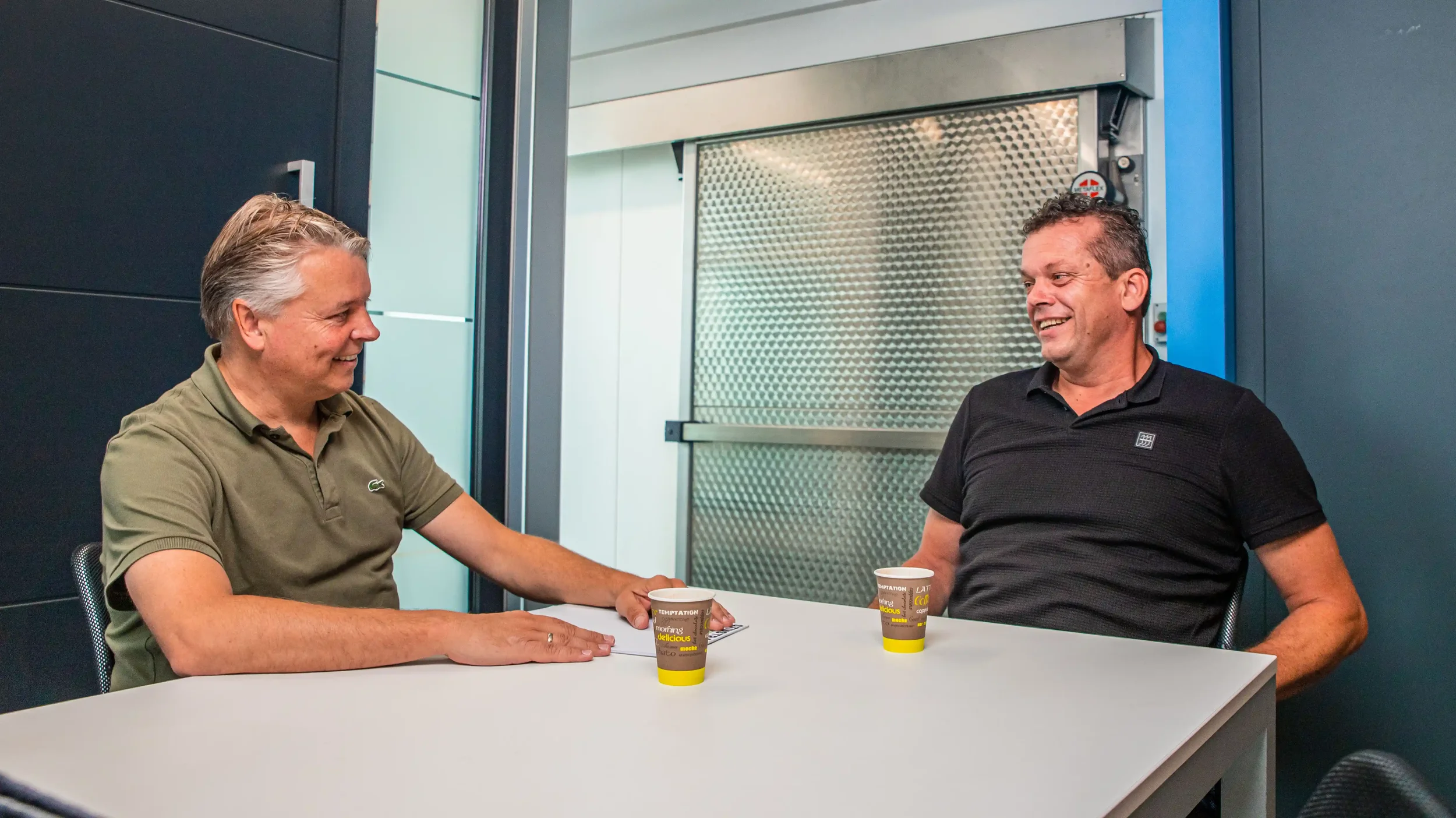 Erik-Jan Wijnstra in gesprek met een klant tijdens een coaching- of adviesmoment bij Wijnstra Coaching in Marsum.