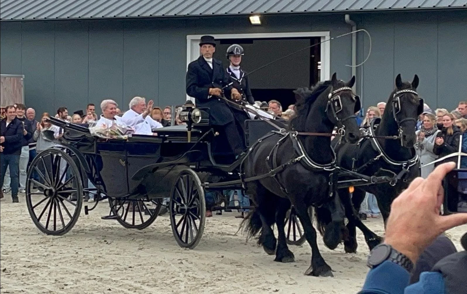 Demonstratie met Friese paarden en koets tijdens een evenement bij It Fjildhûs in Marsum in Friesland