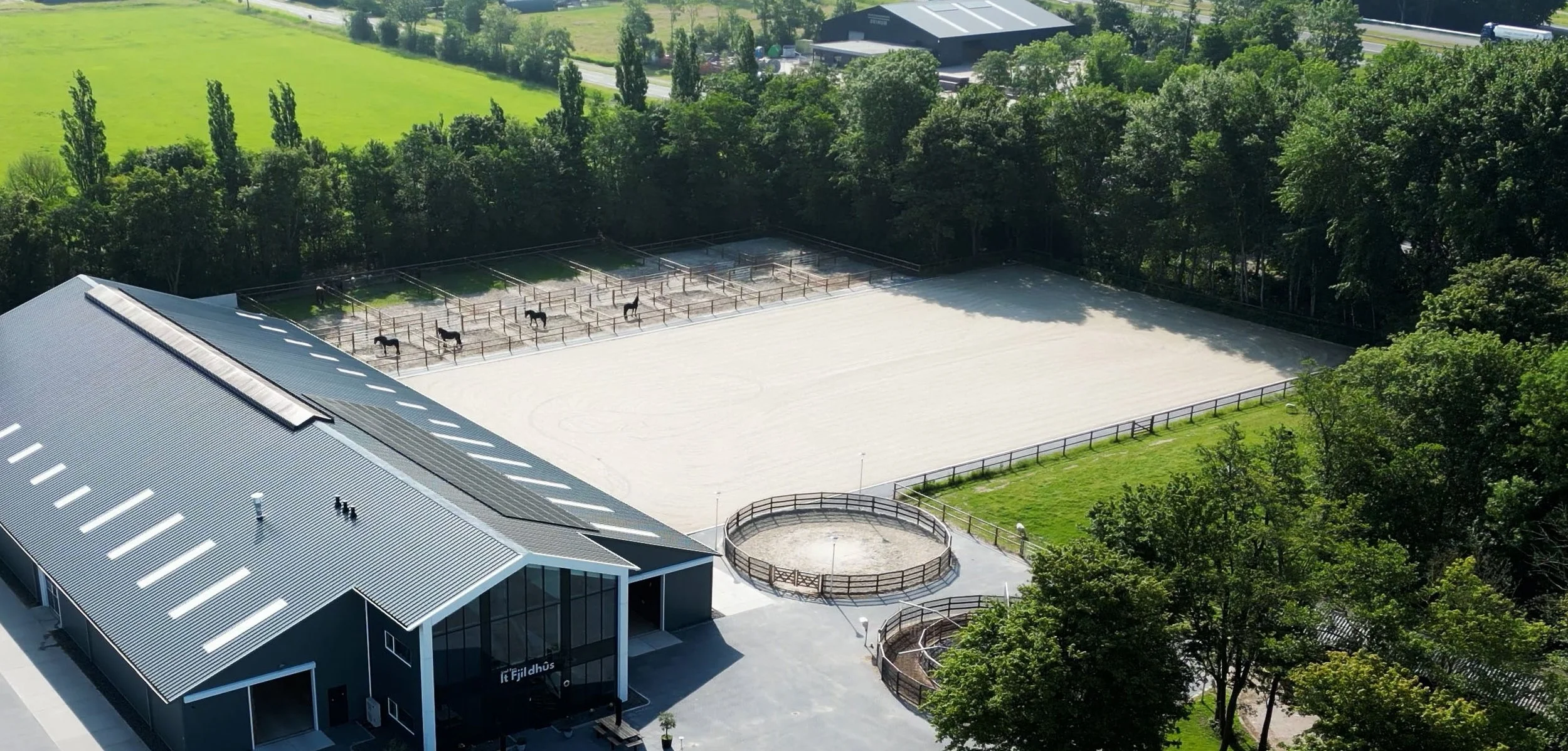 Buitenbak en paardenaccommodatie It Fjildhûs in Marsum vanuit de lucht