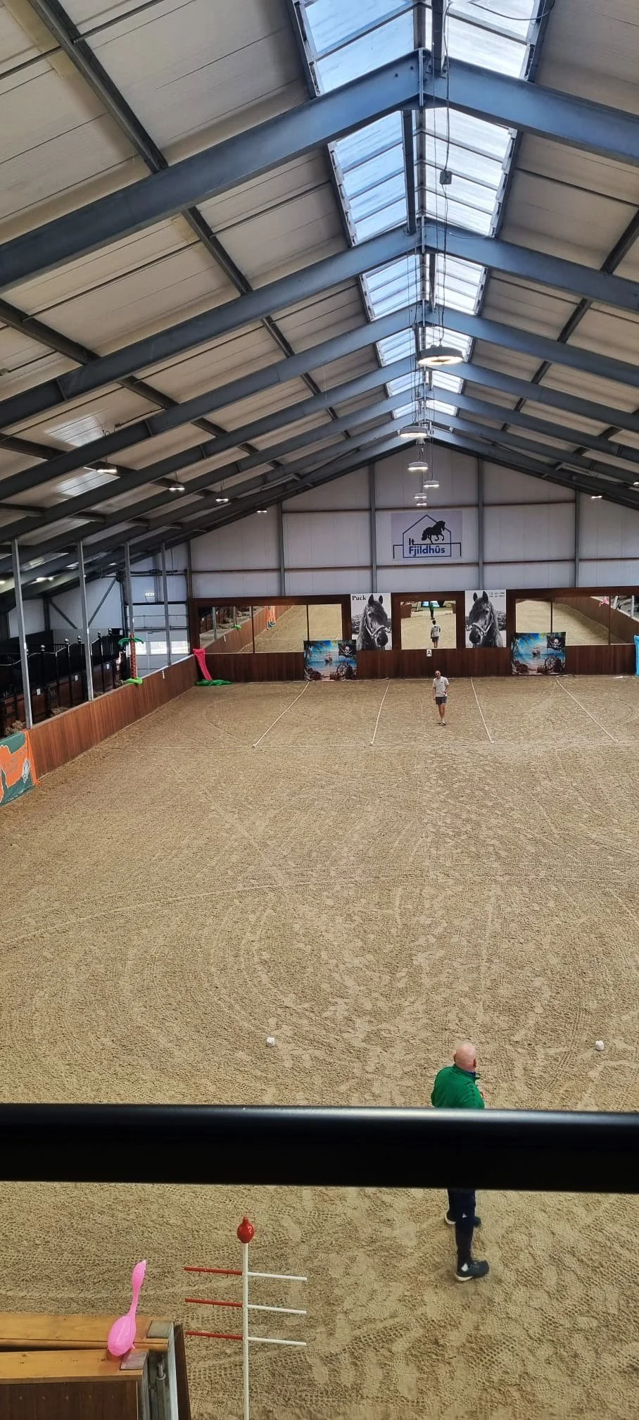 Grote binnenbak van It Fjildhûs in Marsum geschikt voor trainingen, clinics en sportieve evenementen in Friesland