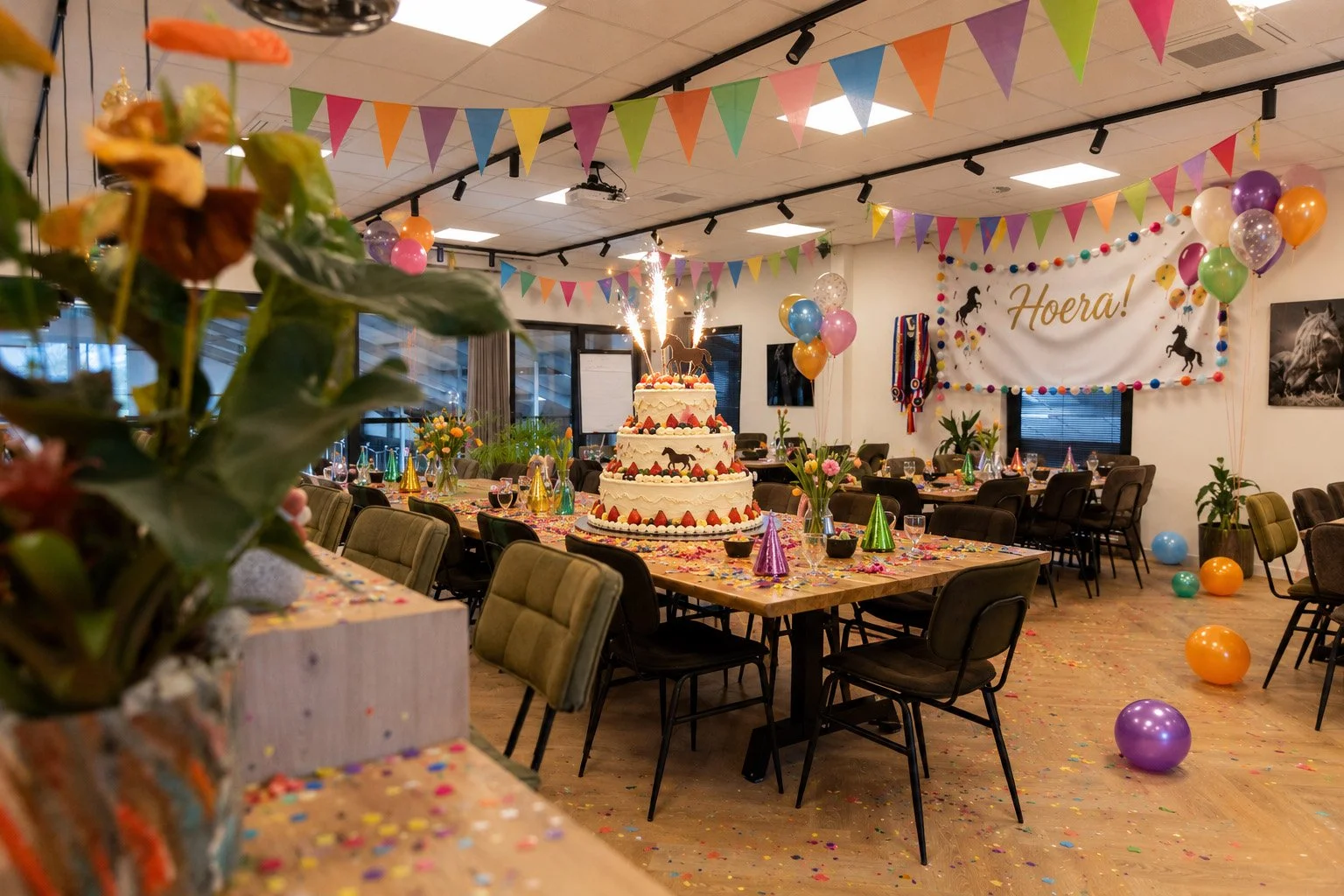 Feestelijk ingerichte verjaardagszaal bij It Fjildhûs in Marsum met ballonnen, decoratie en grote verjaardagstaart