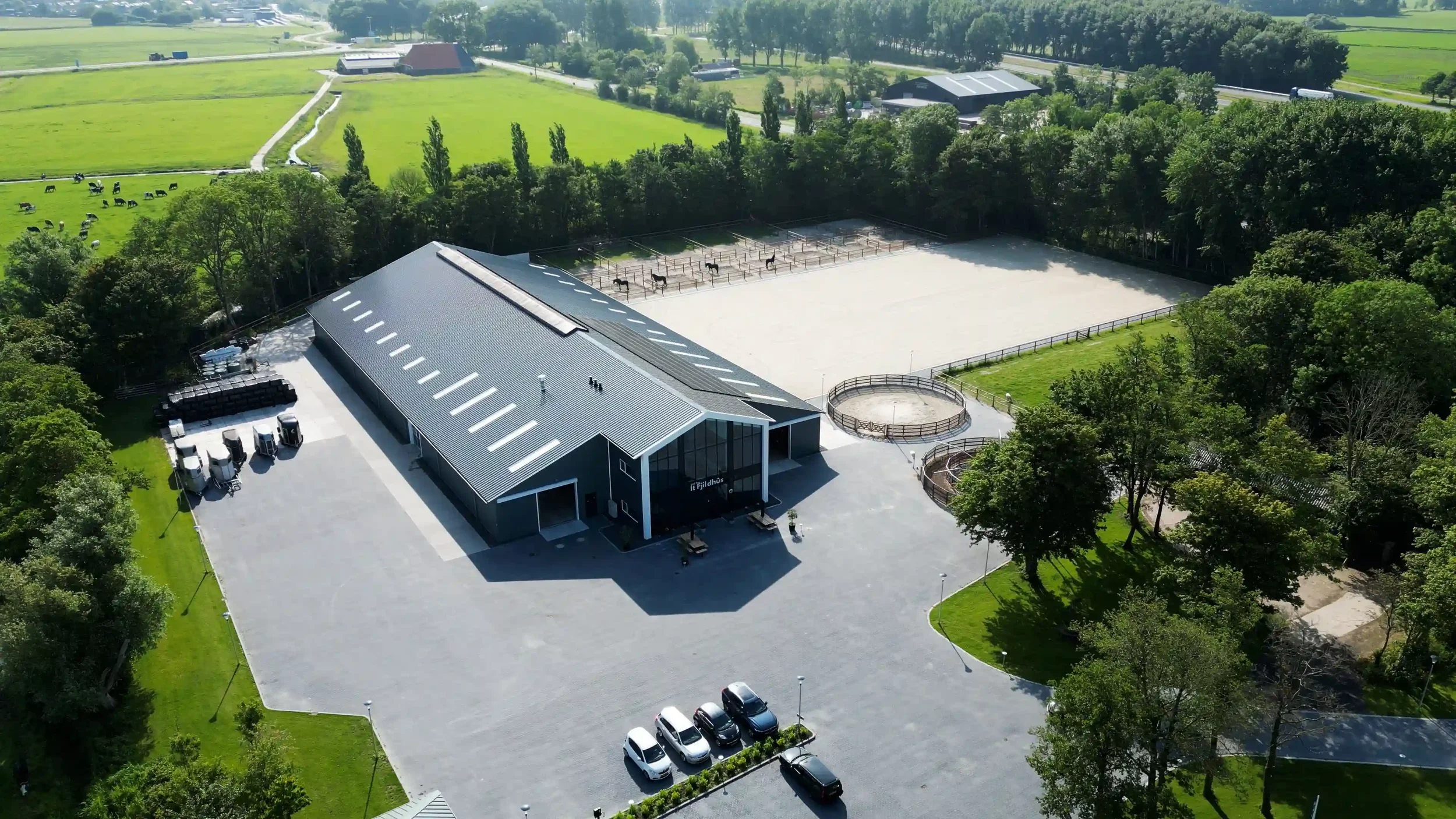 Luchtfoto van It Fjildhûs met manege en buitenruimte in Marsum