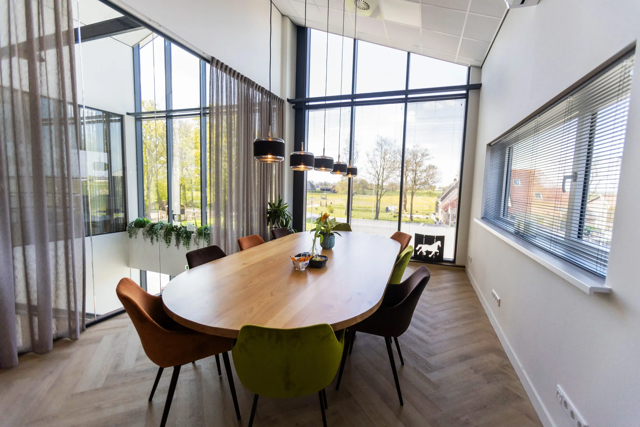 Vergaderruimte Fjildsicht bij It Fjildhûs met grote ramen en uitzicht over het Friese landschap.