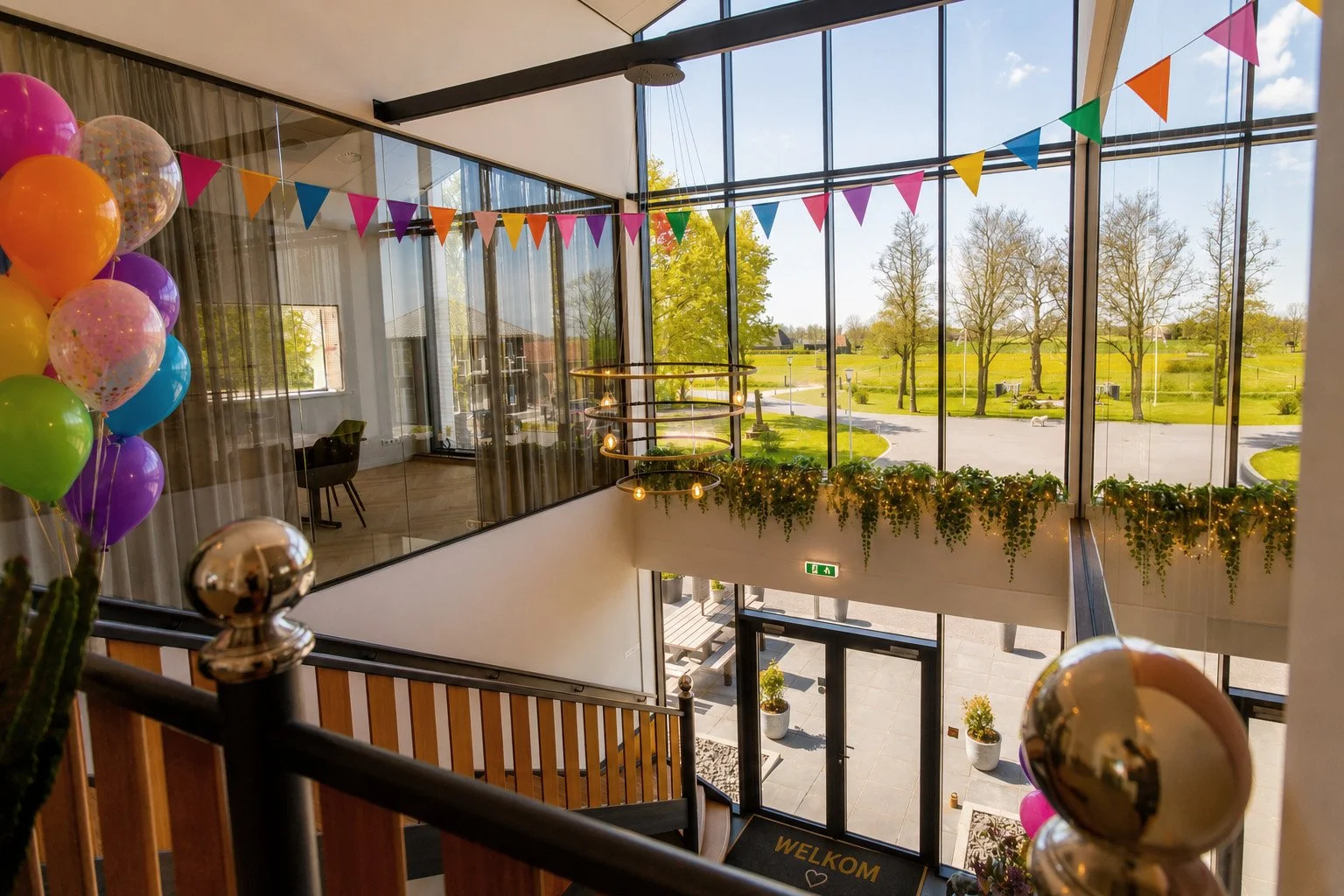 Entree van It Fjildhûs feestelijk versierd voor een verjaardag met uitzicht over de Friese landerijen nabij Leeuwarden