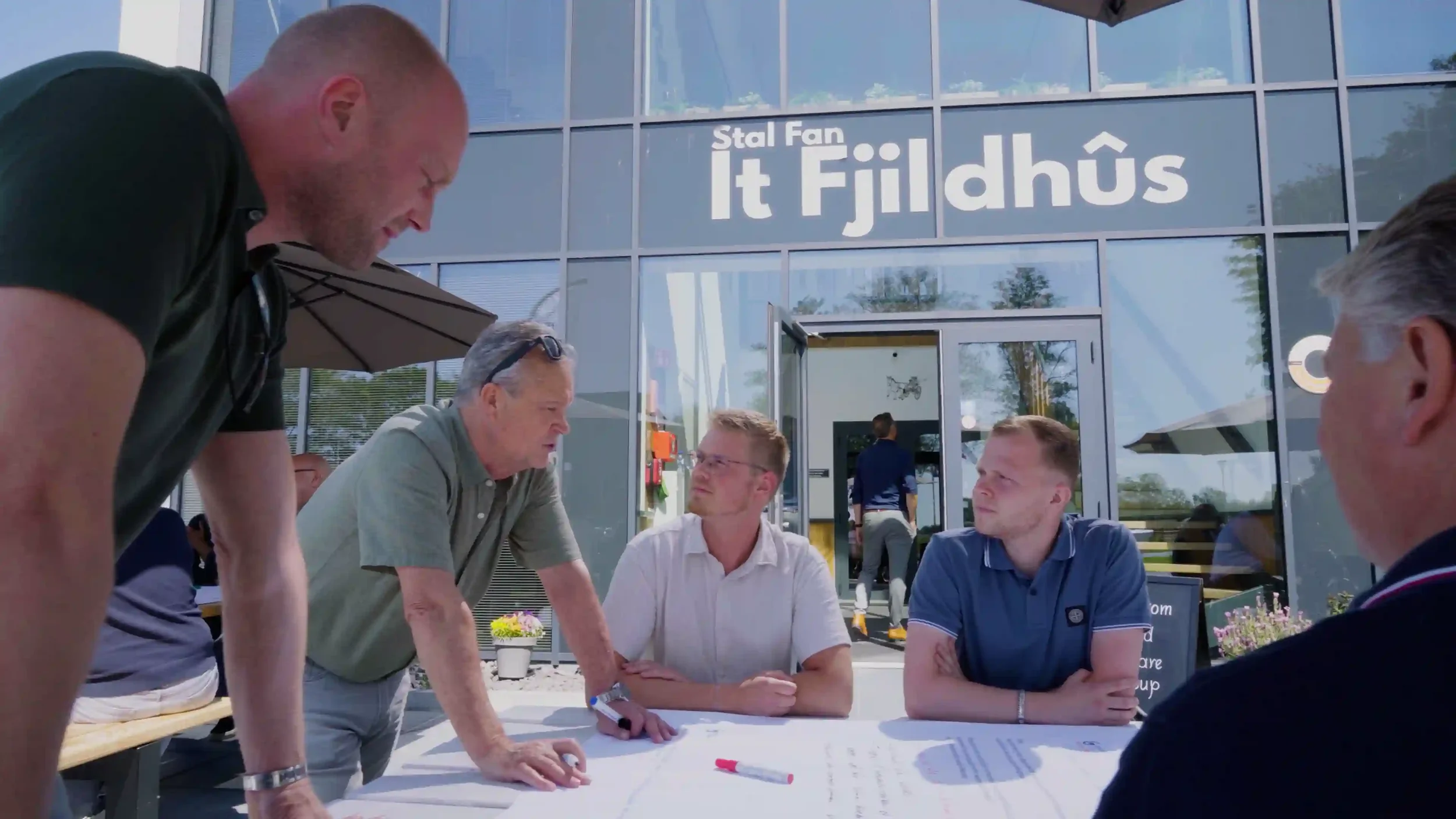 Training en overleg bij It Fjildhûs in Marsum op het buitenterras van de landelijke vergaderlocatie nabij Leeuwarden