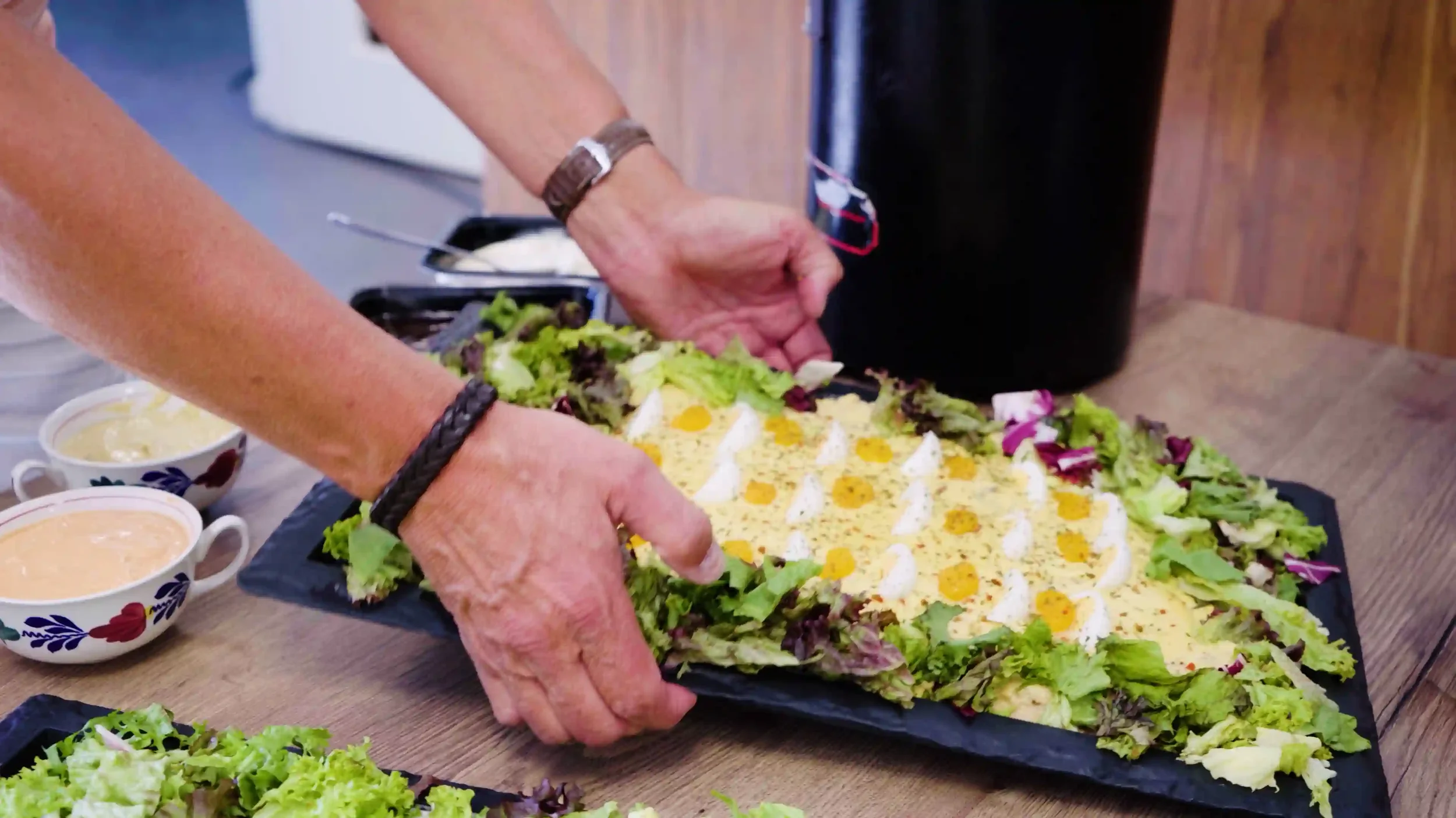 Catering en hapjes verzorgen tijdens een jubileum bij It Fjildhûs in Marsum nabij Leeuwarden