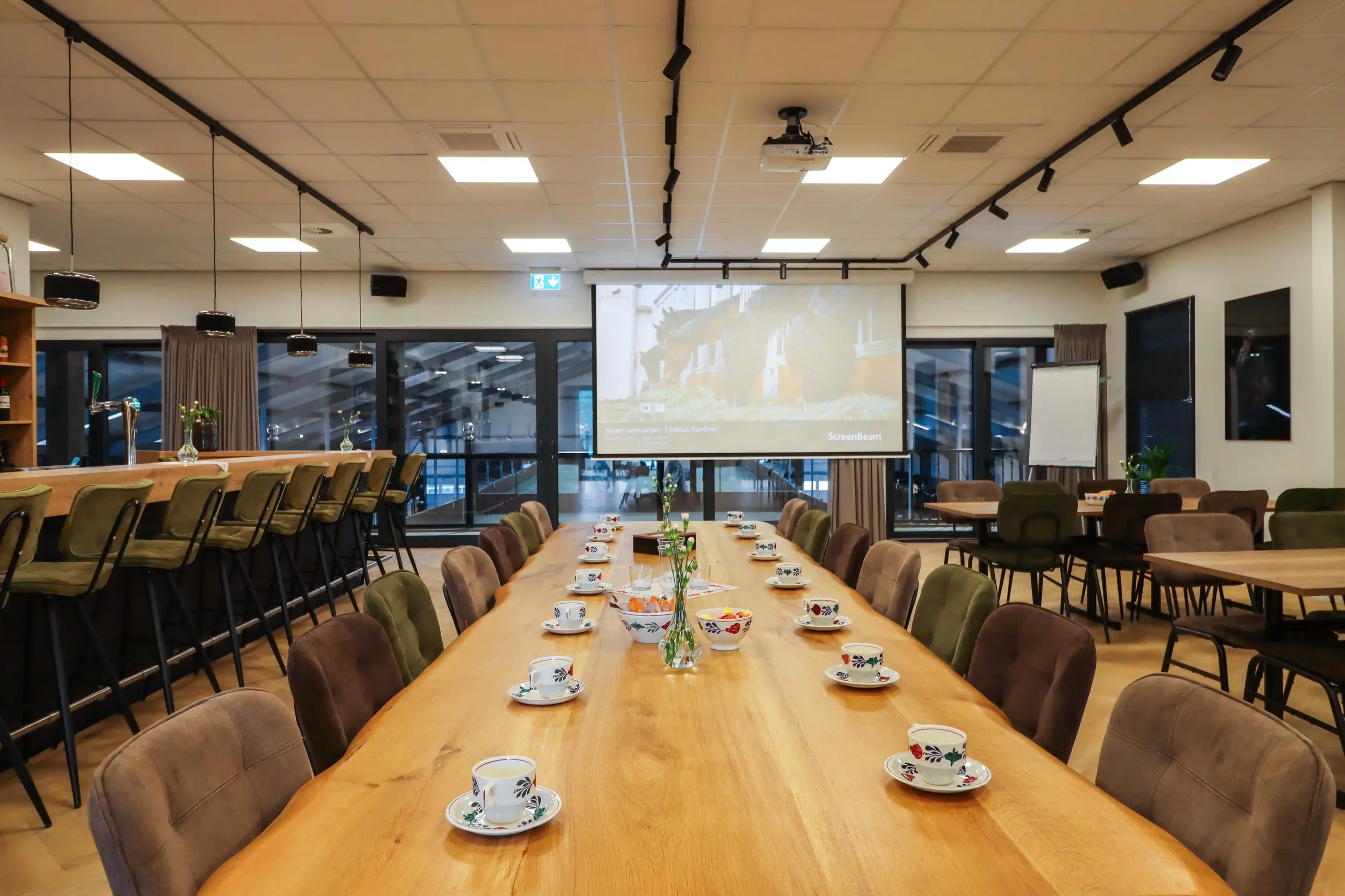 Vergaderruimte met presentatie scherm bij It Fjildhûs in Friesland