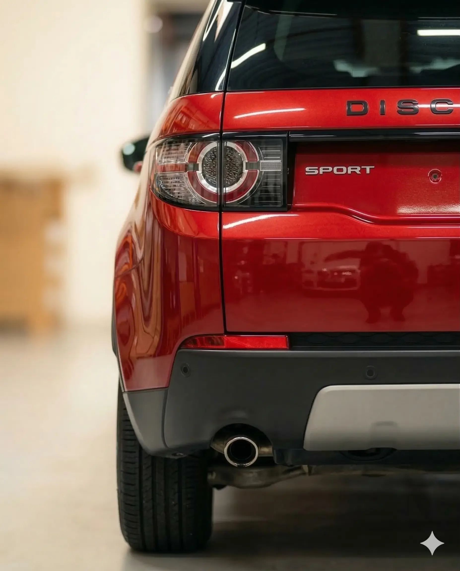 Kompletní detailingové služby provedené na autě značky Range Rover v Českých Budějovicích - Leštění laku, leštění světel, celopolep do lesklé červené barvy -  - CR8.CARS - České Budějovice