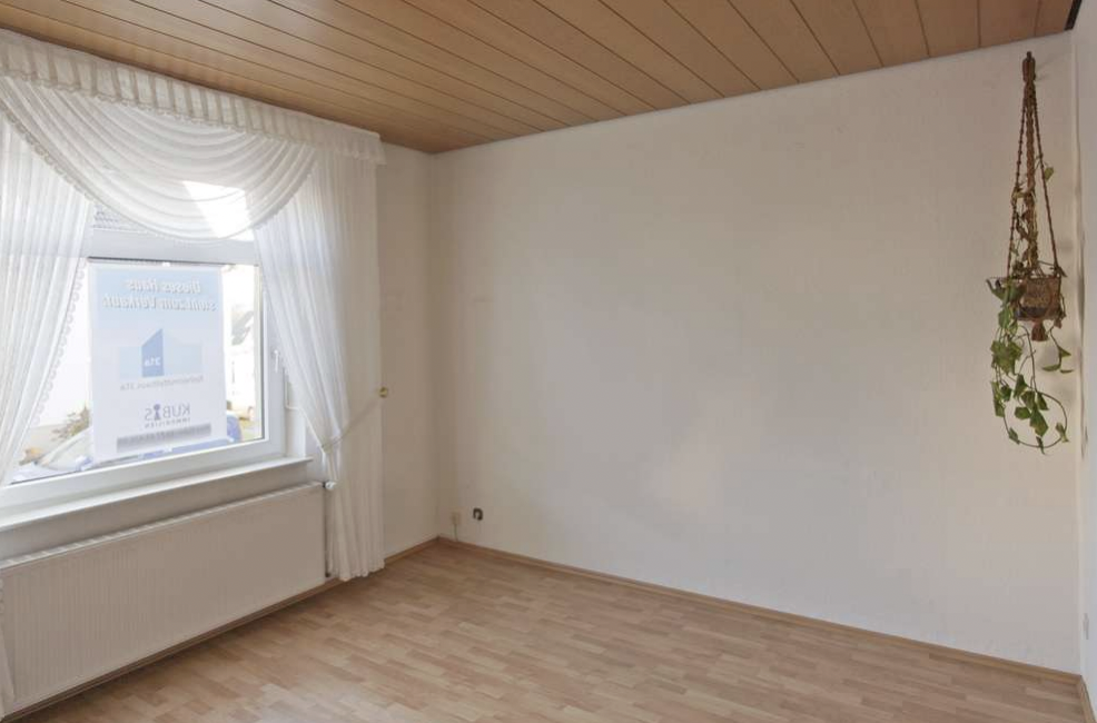 Wohnzimmer Blick zur Straße 