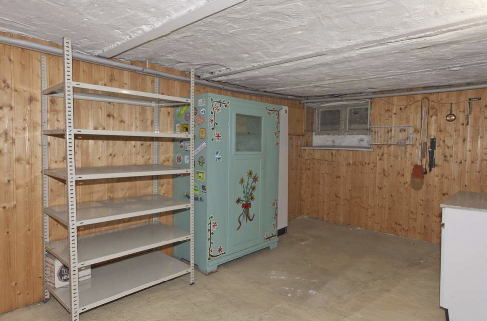 Kellerraum 1 mit Regal und Schrank
