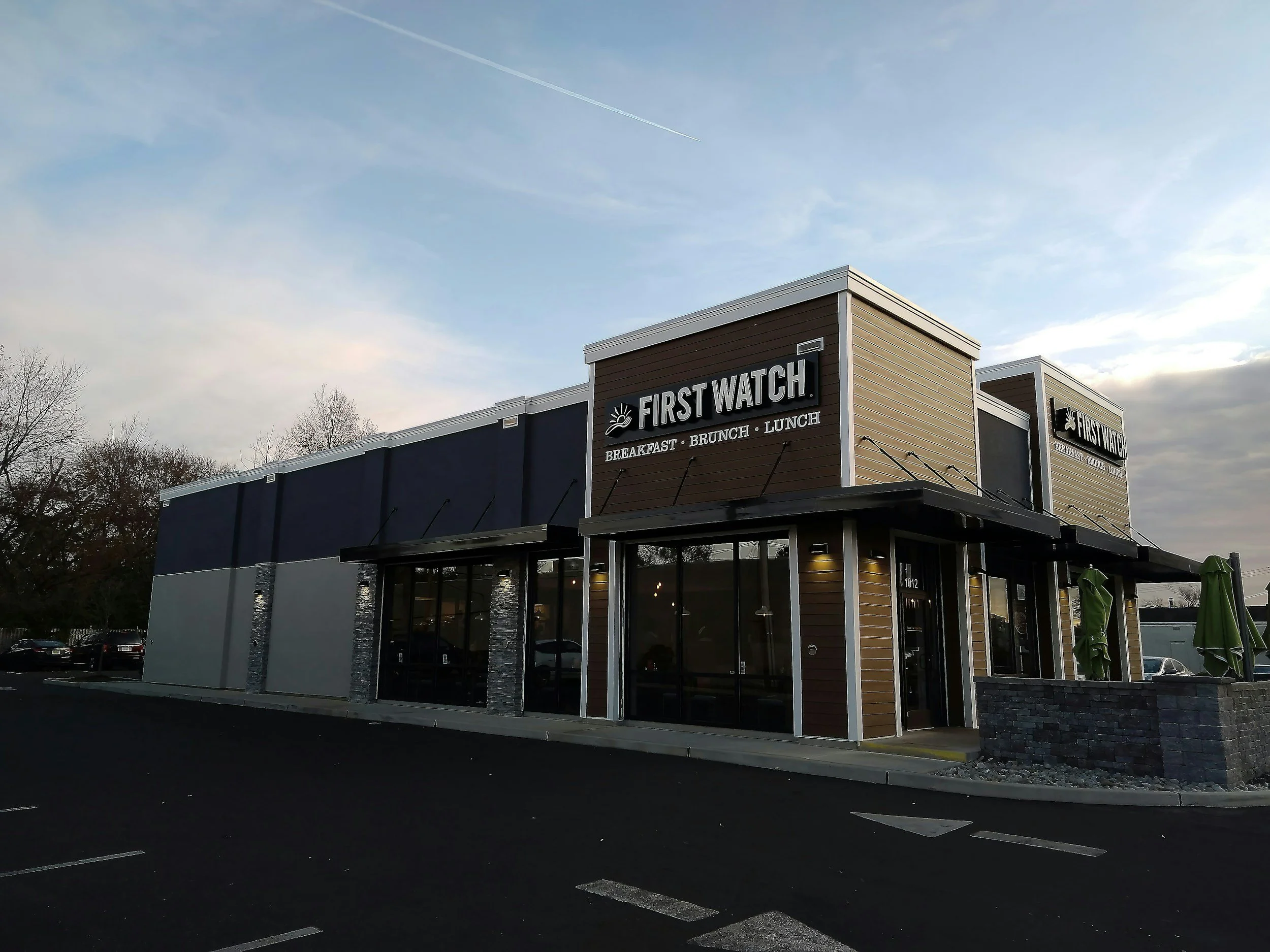 Oranssi carpenter using bench saw