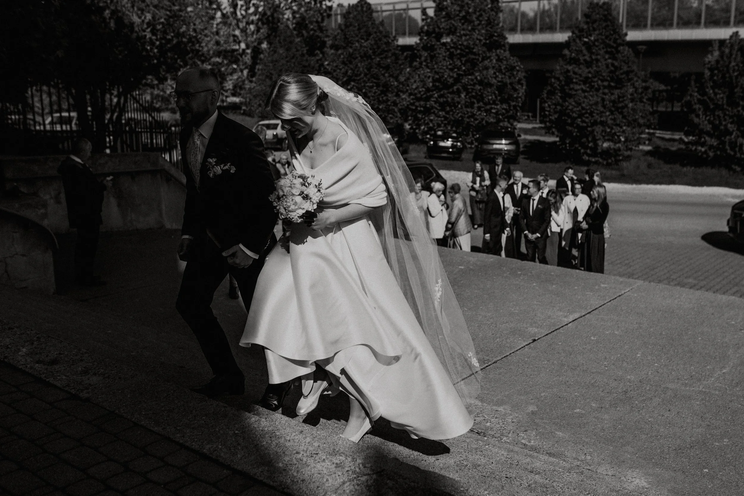 Para młoda podczas wyjścia z ceremonii ślubnej w Warszawie.