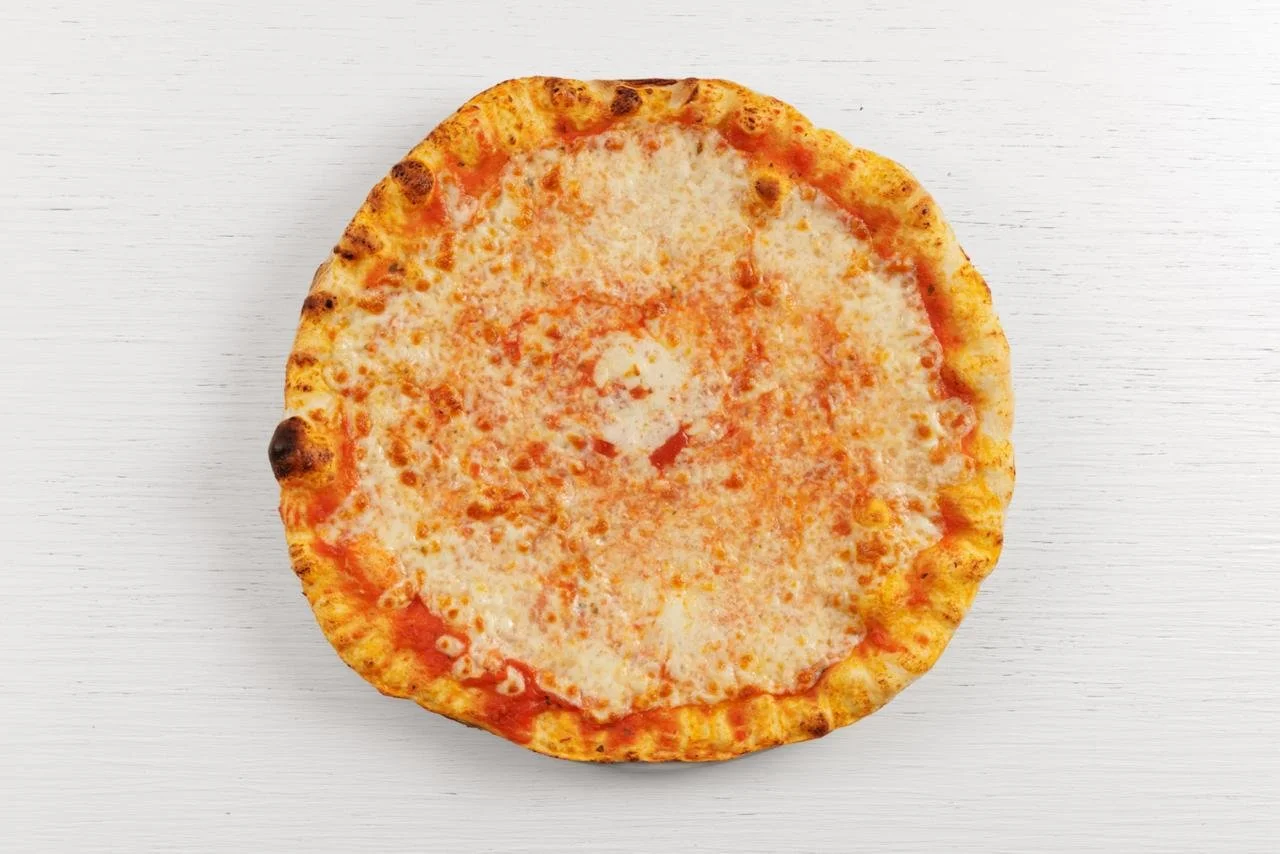 Pizza margherita con crosta dorata, formaggio e salsa di pomodoro, vista dall'alto su sfondo bianco.