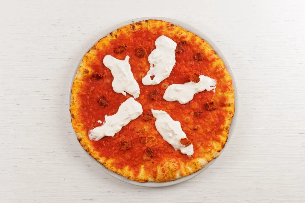 Pizza margherita con pomodoro, mozzarella e basilico