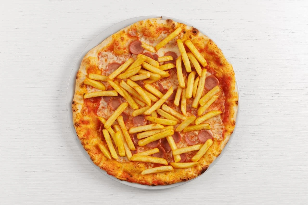 Pizza con pomodoro, formaggio, salsiccia e patatine fritte