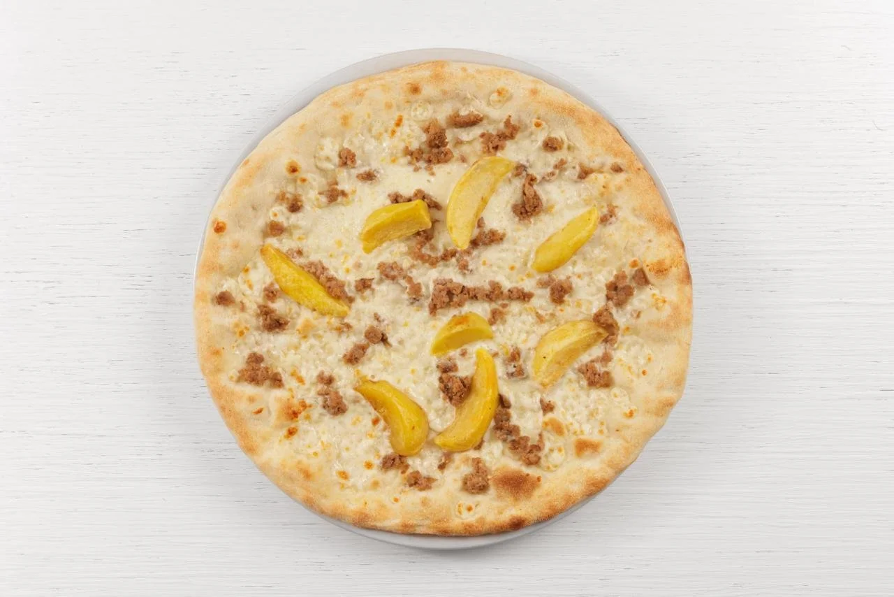 Pizza con formaggio, carne e peperoni gialli, vista dall'alto