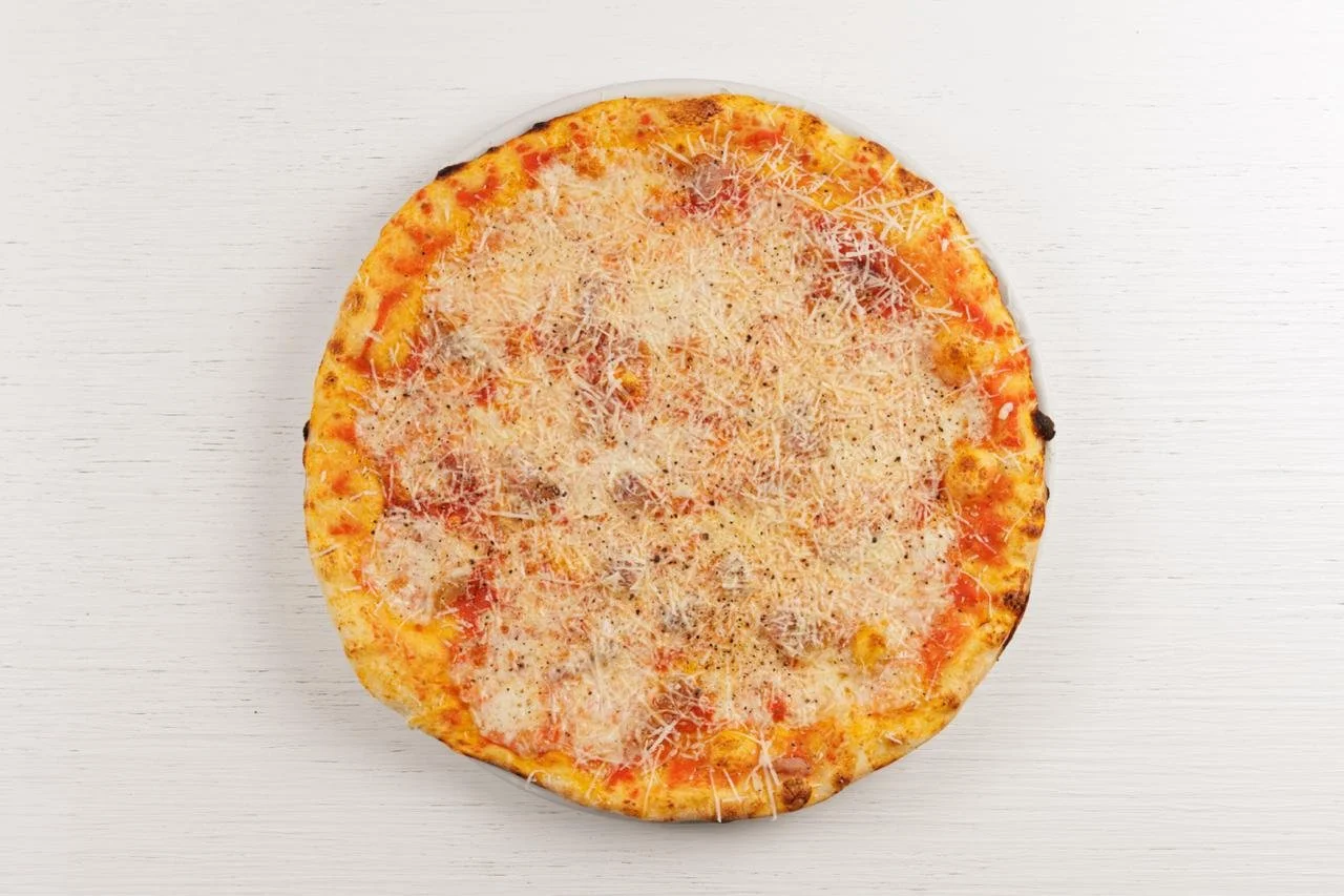 Pizza margherita con pomodoro, formaggio e basilico, vista dall'alto