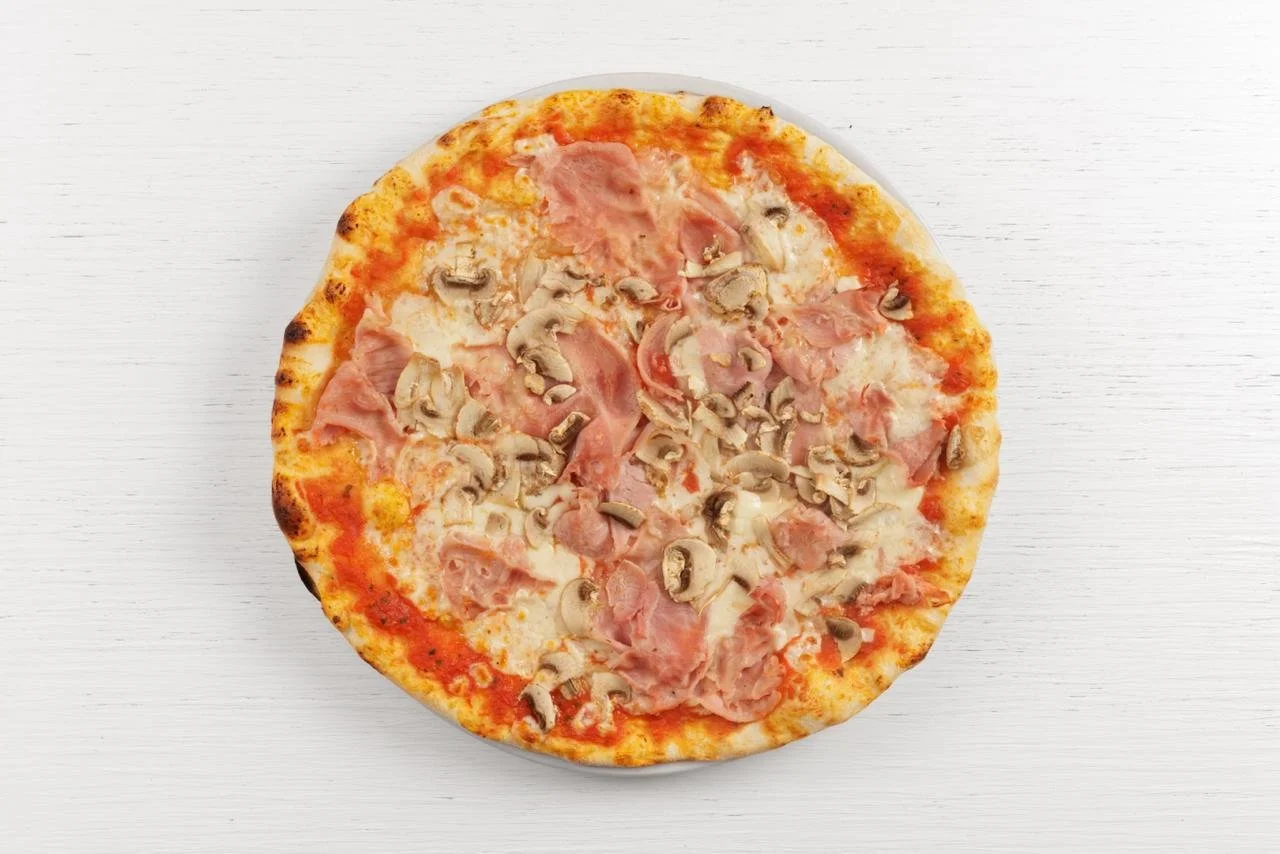 Pizza con prosciutto cotto e funghi su sfondo bianco