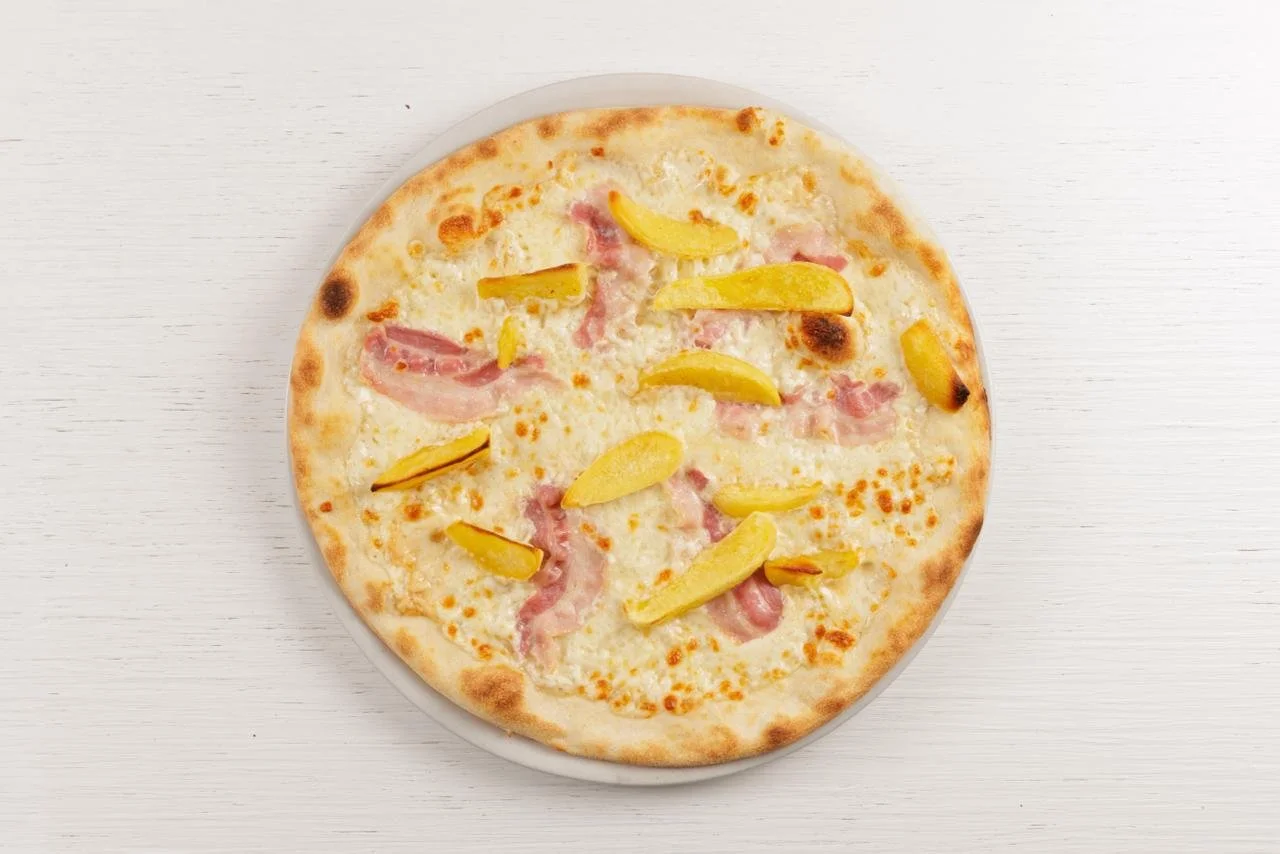 Pizza con prosciutto, formaggio e patatine