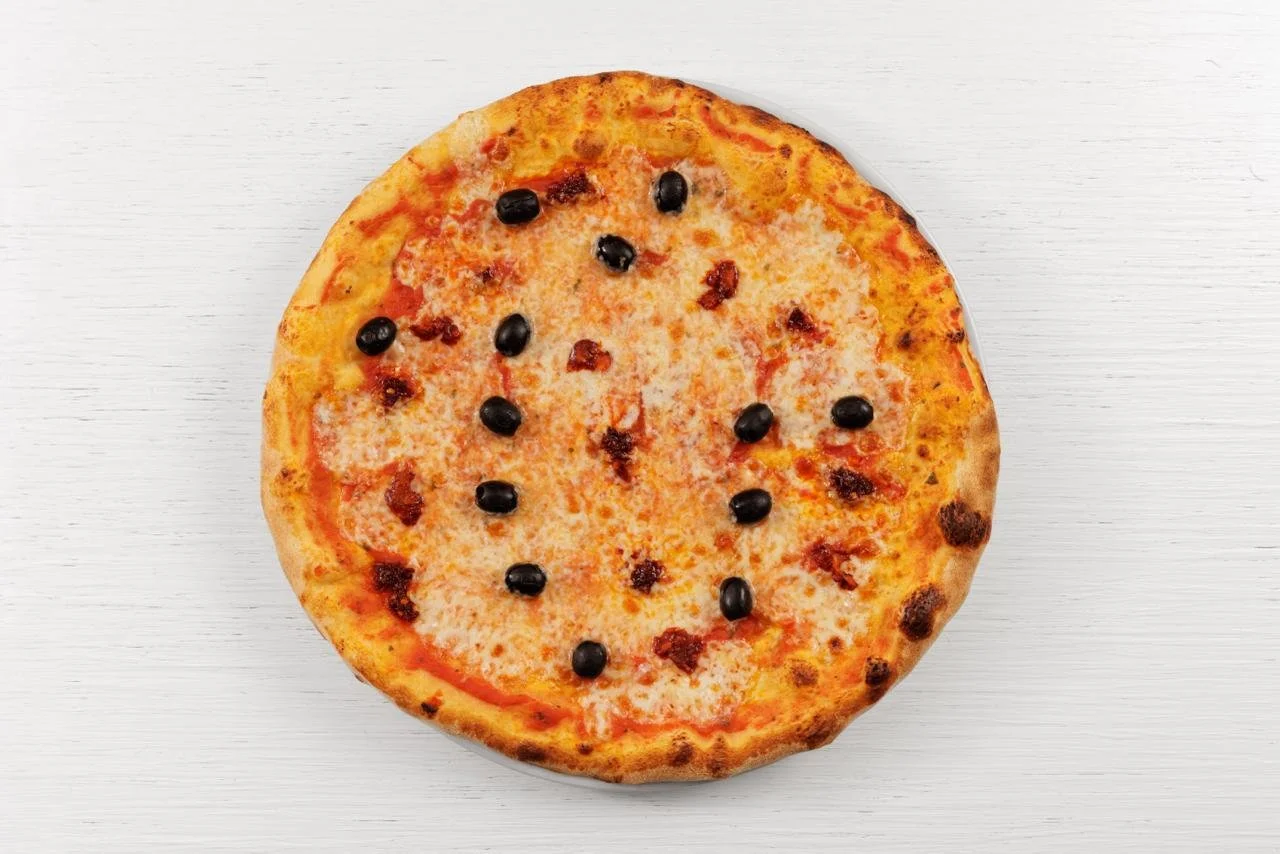 Pizza margherita con filettini di pomodoro, mozzarella e Olive nere