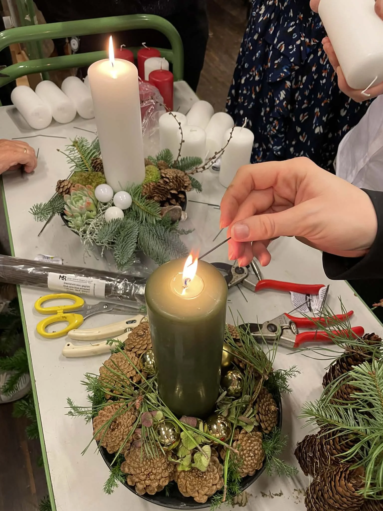 Du tilbydes workshop til arbejdspladen, hvor i kan hygge og være kreative samtidig med at i får skønne blomsterbuketter, juledekorationer med hjem, workshops, der er årtidsbestemt og både for mænd og kvinder