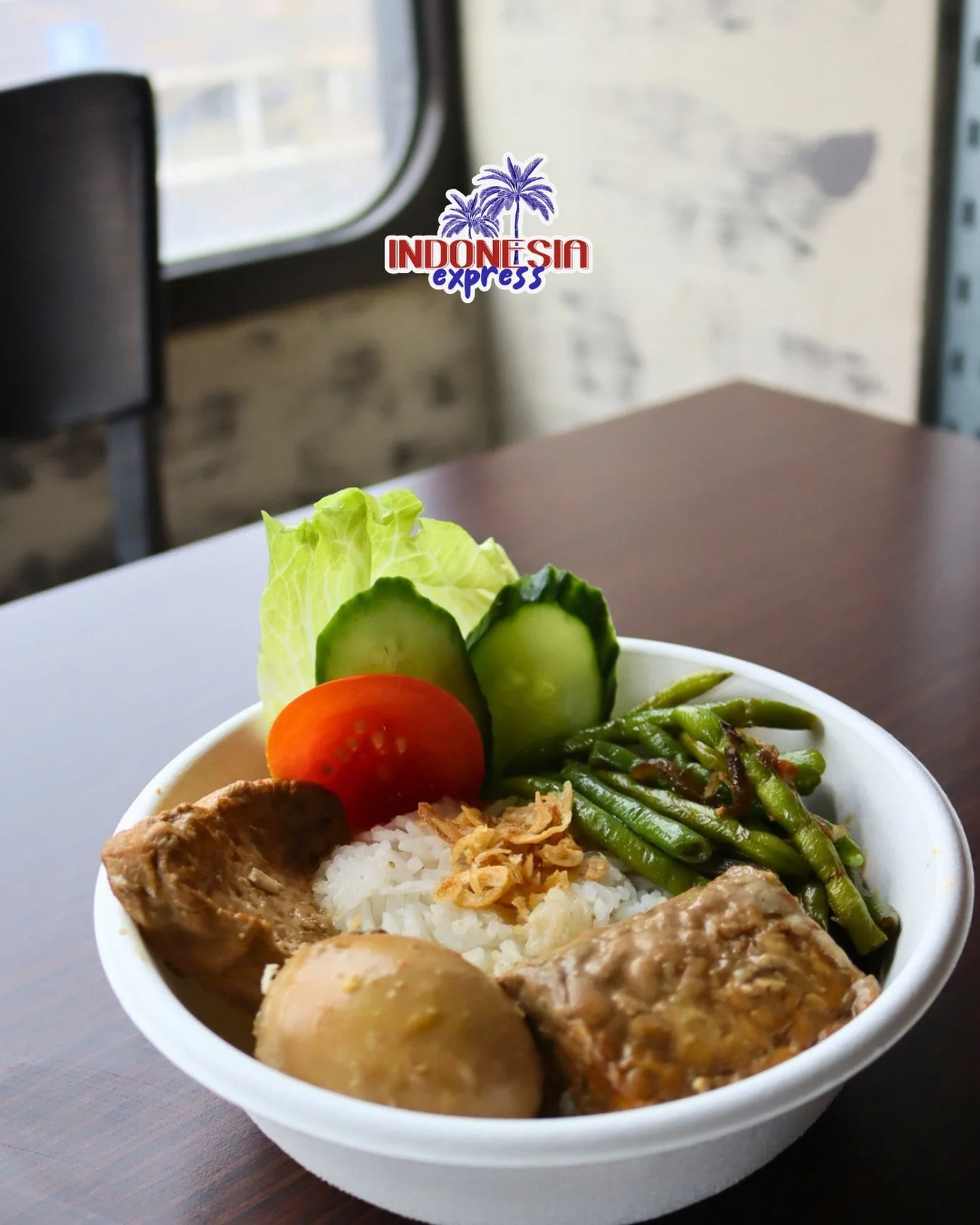 F&uuml;r alle, die vegetarisch genie&szlig;en 🌿✨
Bei uns erwartet euch eine vielf&auml;ltige Auswahl &ndash; wie dieses k&ouml;stliche Semur Tahu Tempe Telur.

Mit einem feinen Hauch von Kecap Manis vereint das Gericht herzhafte Tiefe mit einer sanf