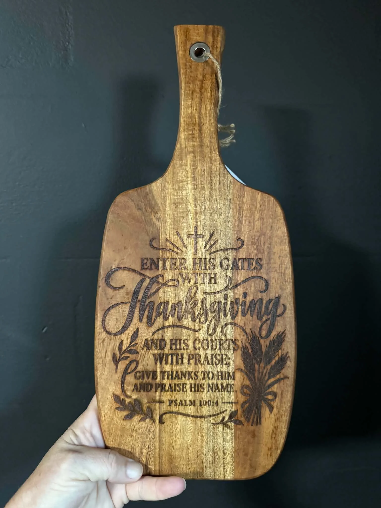 Acacia wood cutting board
