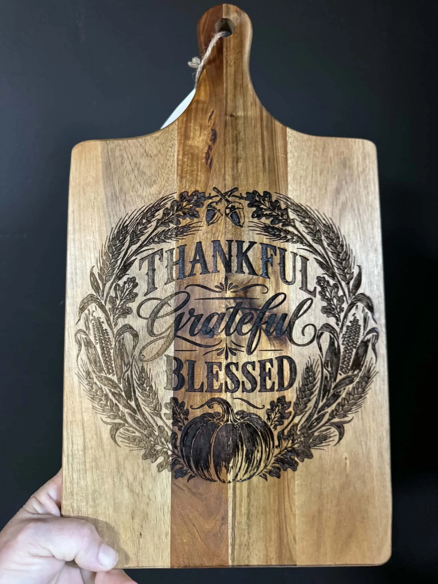 Acacia wood cutting board