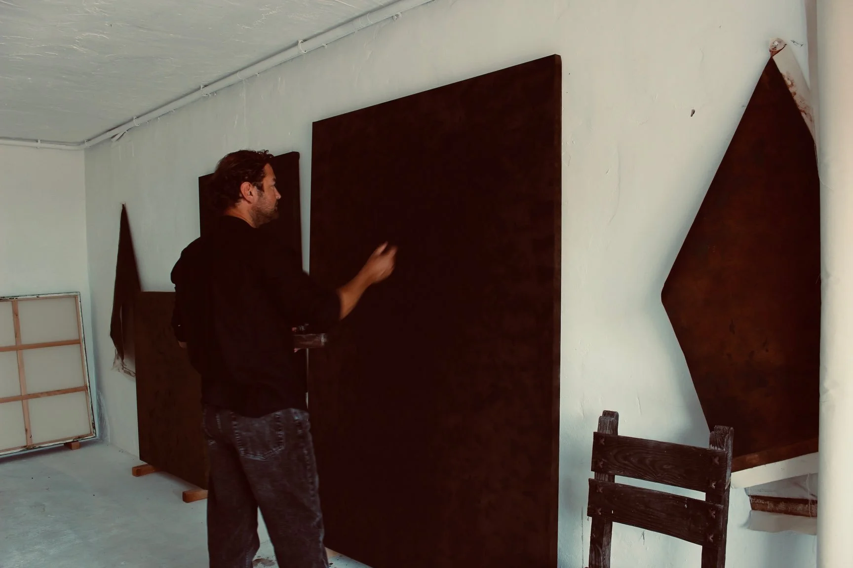 Studio moments. When solitude becomes a welcome and much needed friend&hellip;
.
.
.
#abstractpainting #abstractartist #contemporarypainting #contemporaryartist #baixemporda