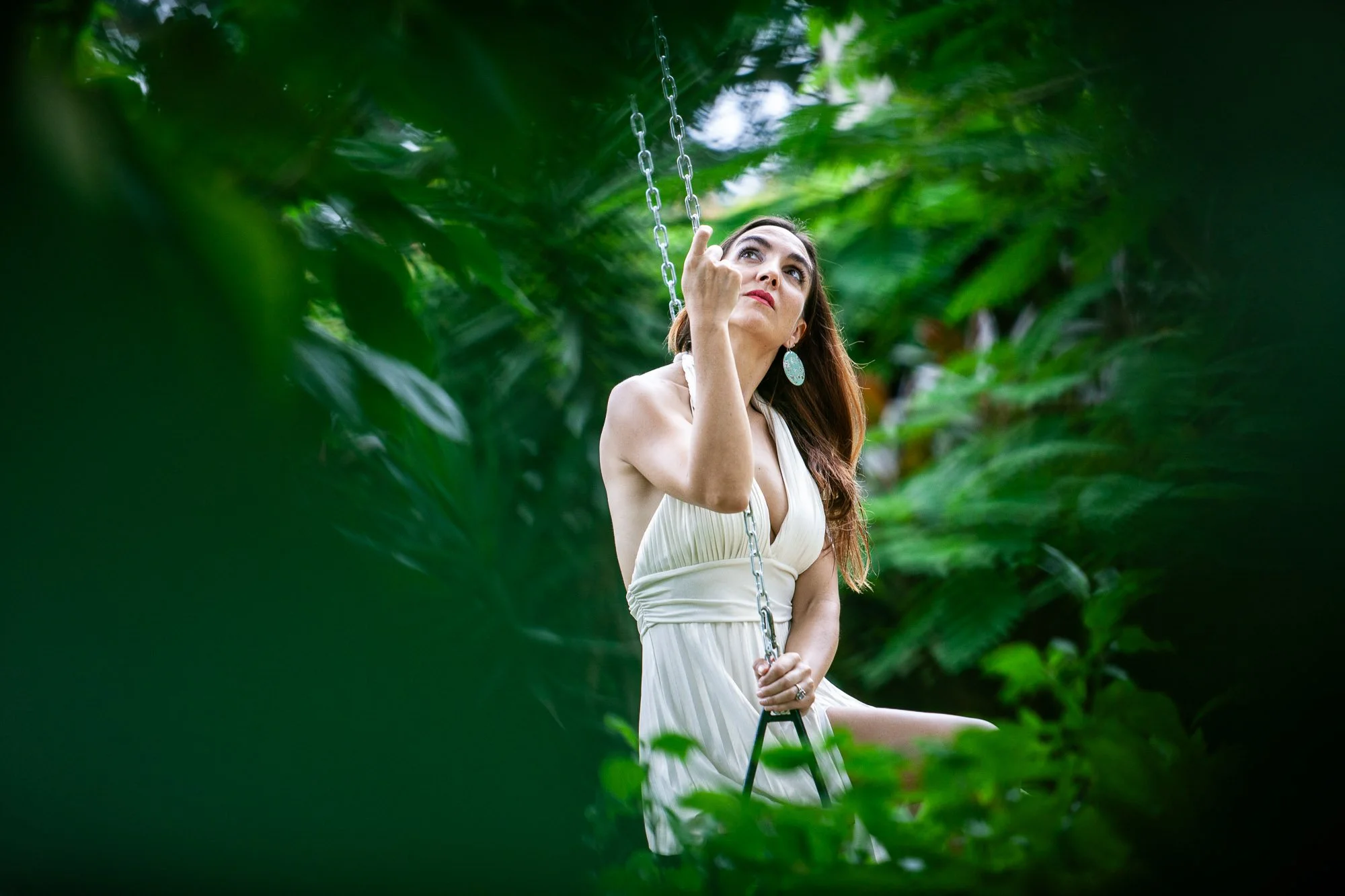 Montse - Jouer avec la végétation pour créer un cadre naturel et capturer un instant suspendu, tout en douceur et en lumière.