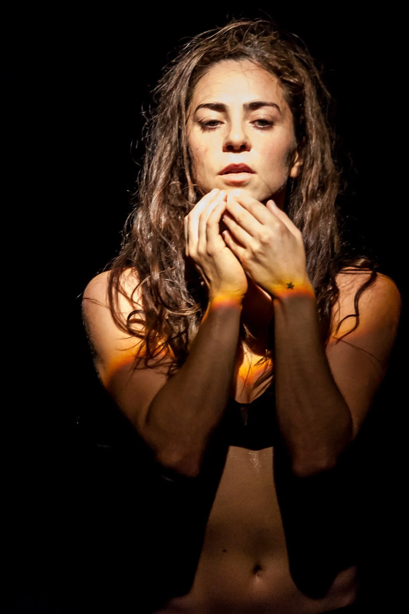 Impasse #2 : Un portrait de scène intimiste, chargé d'une forte tension dramatique.