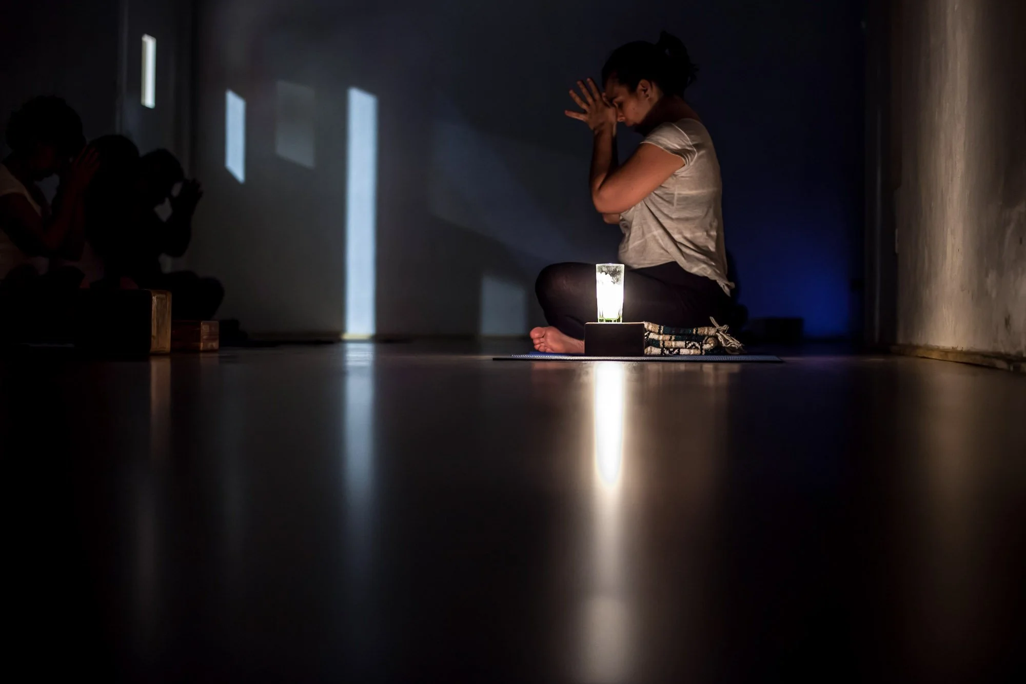 Instant de quiétude absolue lors d'une séance de méditation en lumière tamisée : l'art de capturer l'énergie intérieure