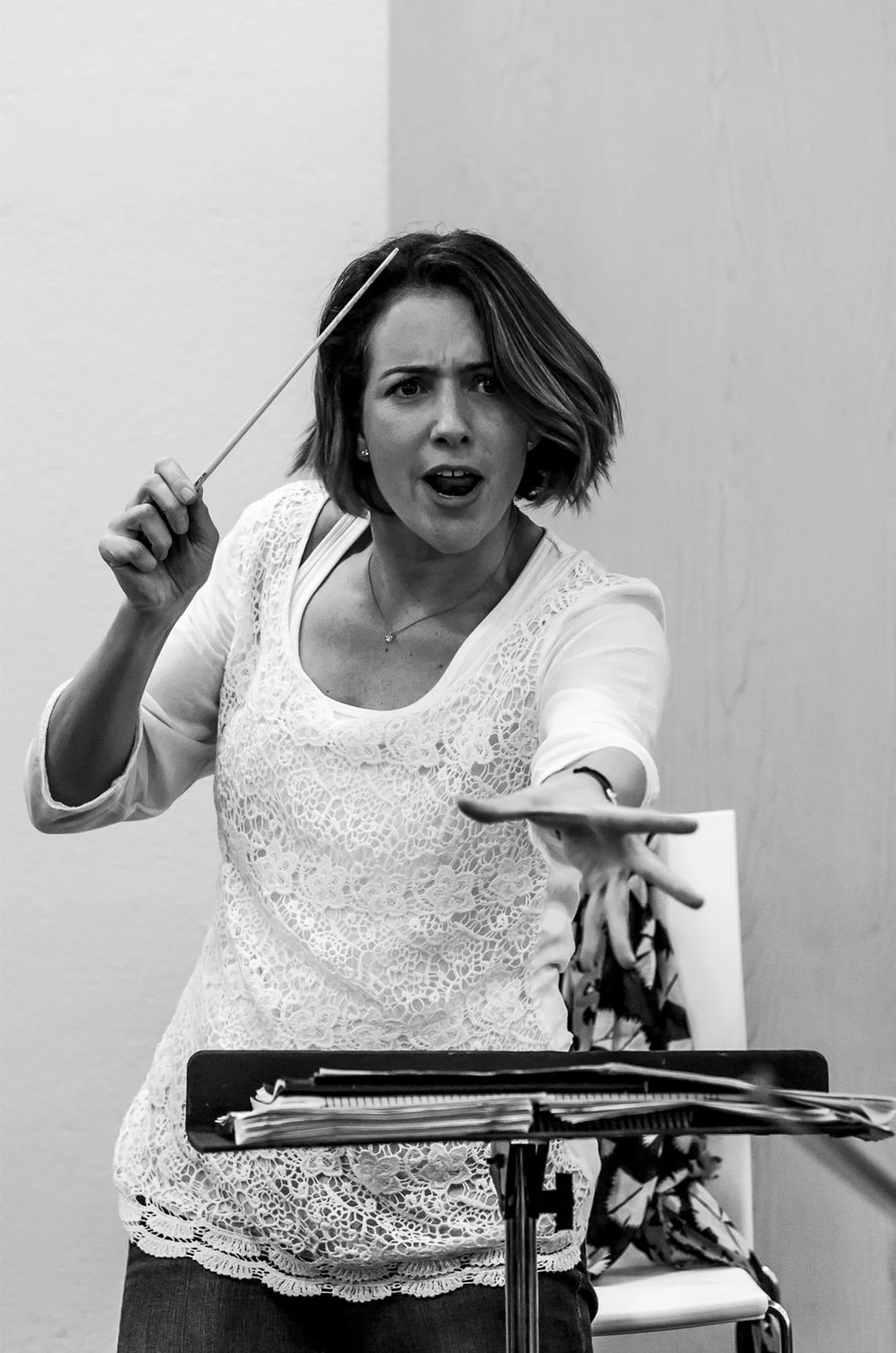 Alondra de la Parra : Le portrait dynamique et expressif d'une cheffe d'orchestre en pleine représentation.