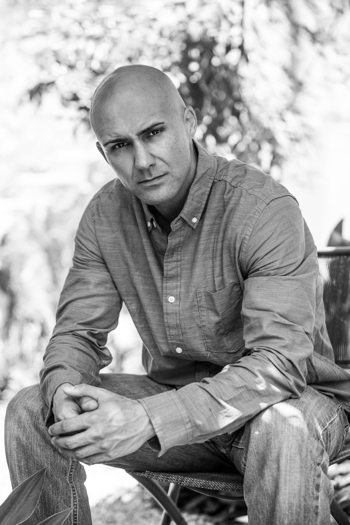 Damián - Travailler la force du regard et l'intensité d'une présence masculine à travers le contraste du noir et blanc.