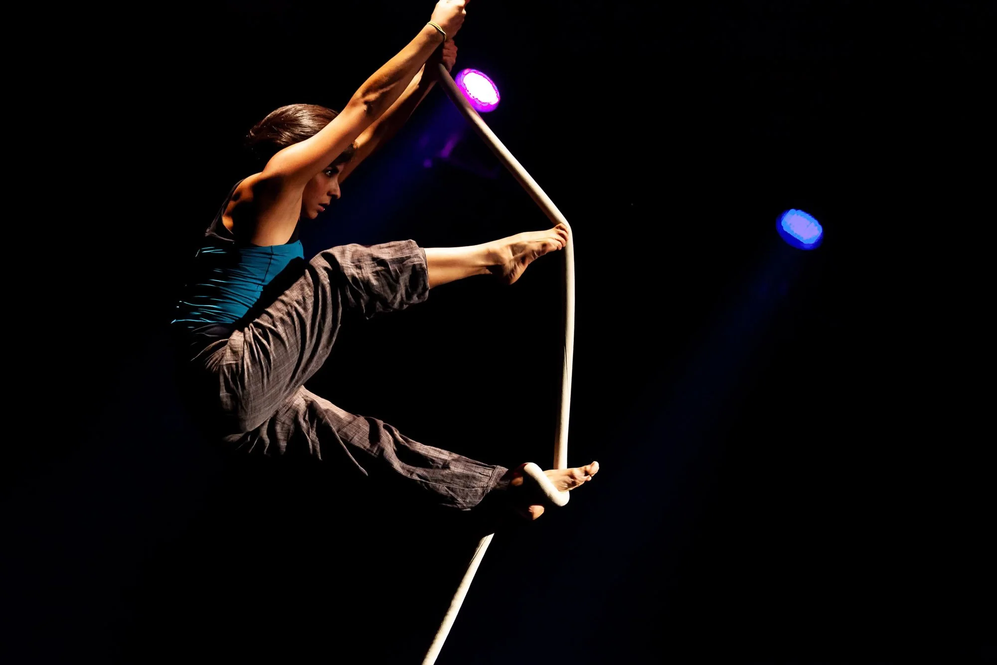 Distensión - Laura Feregrino : L'élégance suspendue d'une performance acrobatique captée sur le vif.