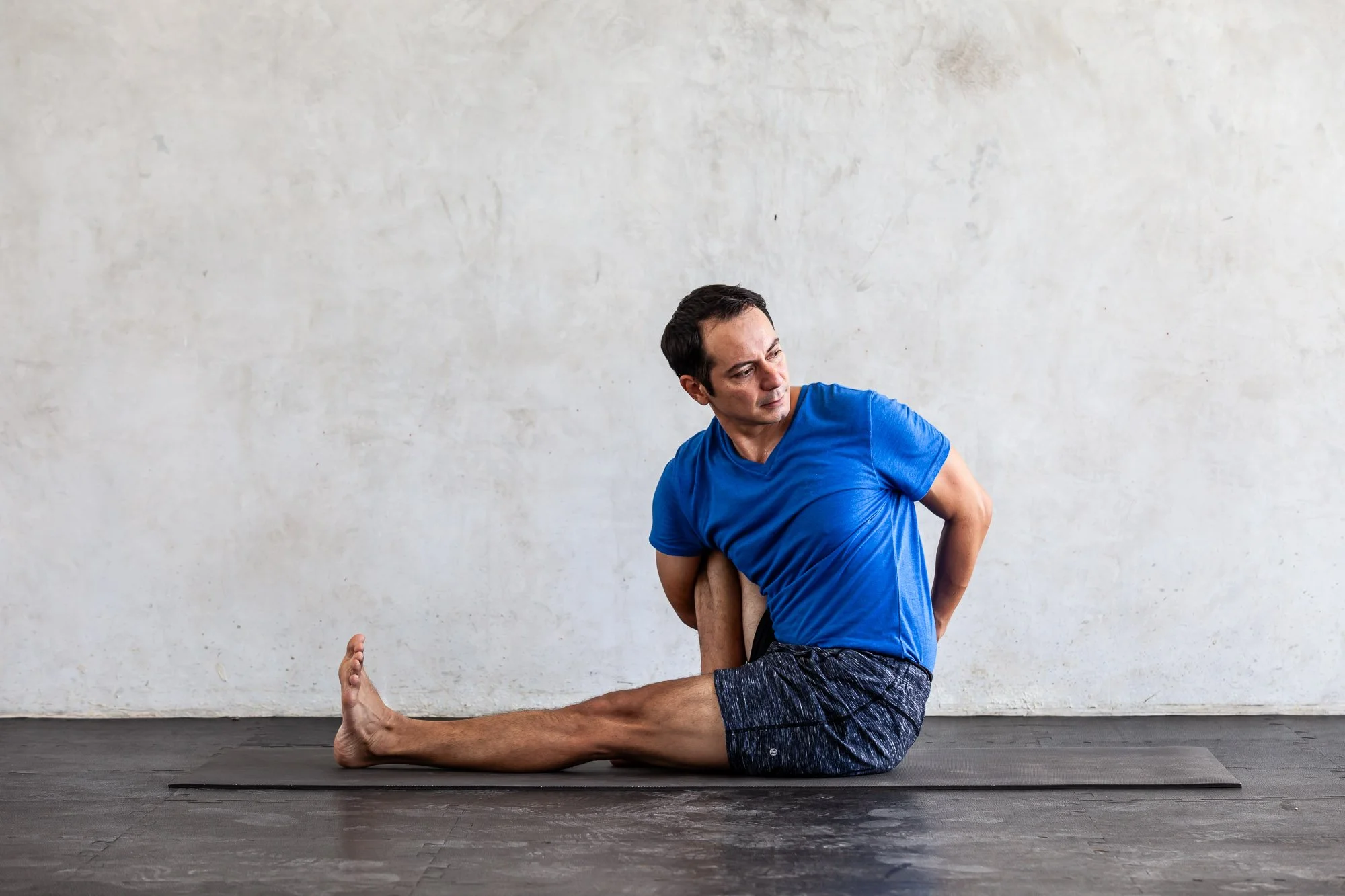 homme-yoga-marichyasana-c-torsion-colonne-vertebrale.jpg