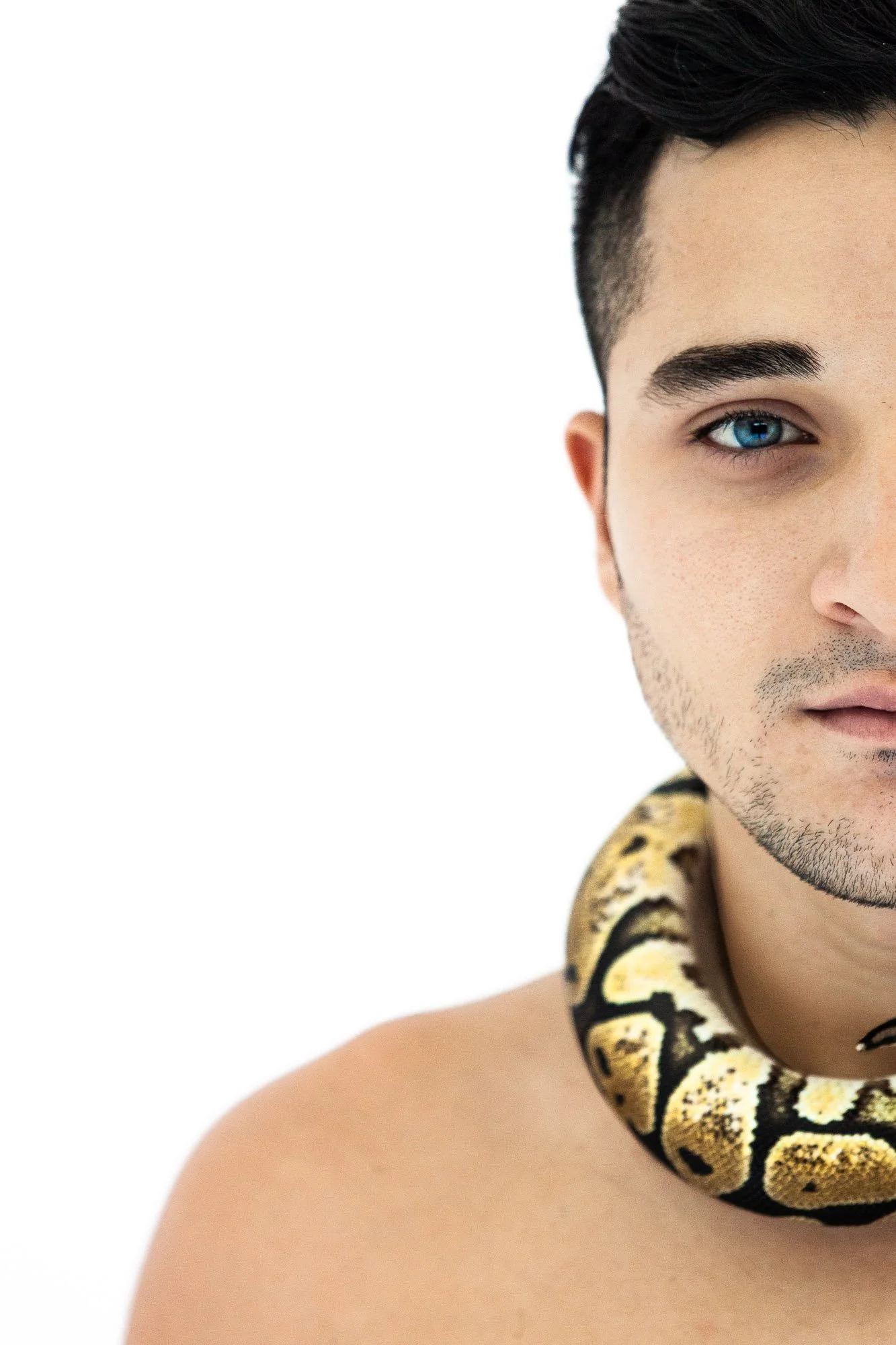 Amin - Composer avec l'asymétrie pour créer une image forte, hypnotique et singulière.