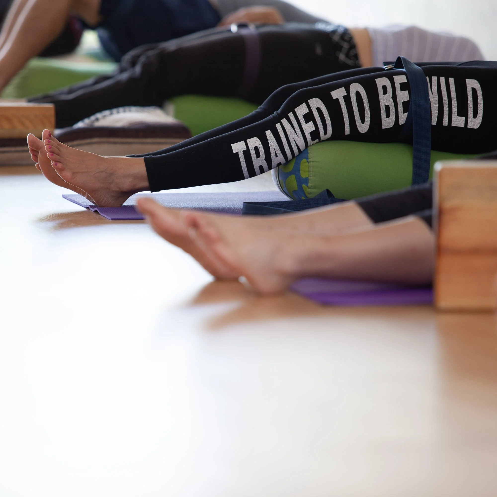 pratique-yoga-bolster-et-tapis.jpg