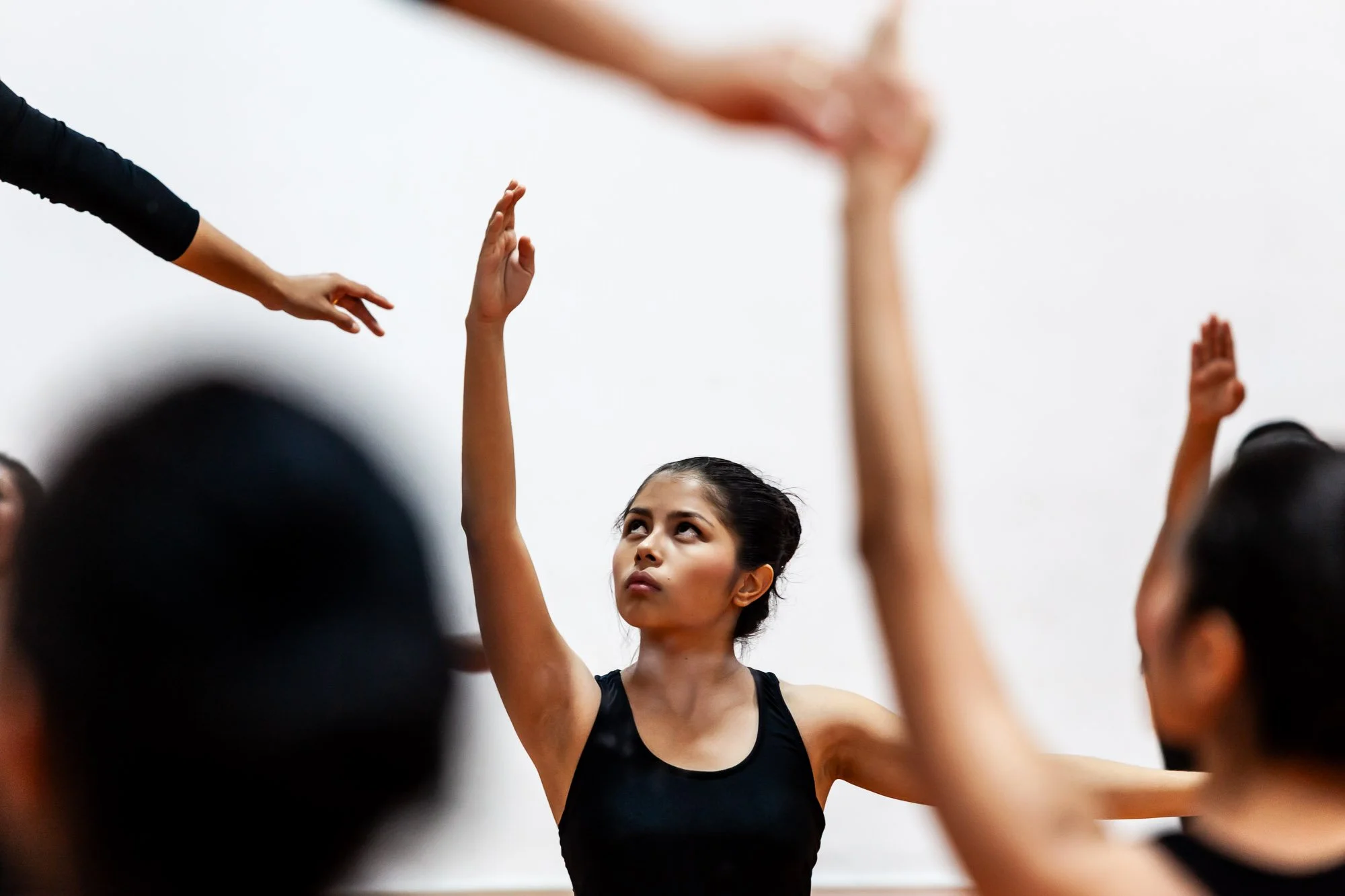 Isoler l'intensité d'un regard au cœur du mouvement collectif, pour capturer la concentration et la grâce d'une répétition.