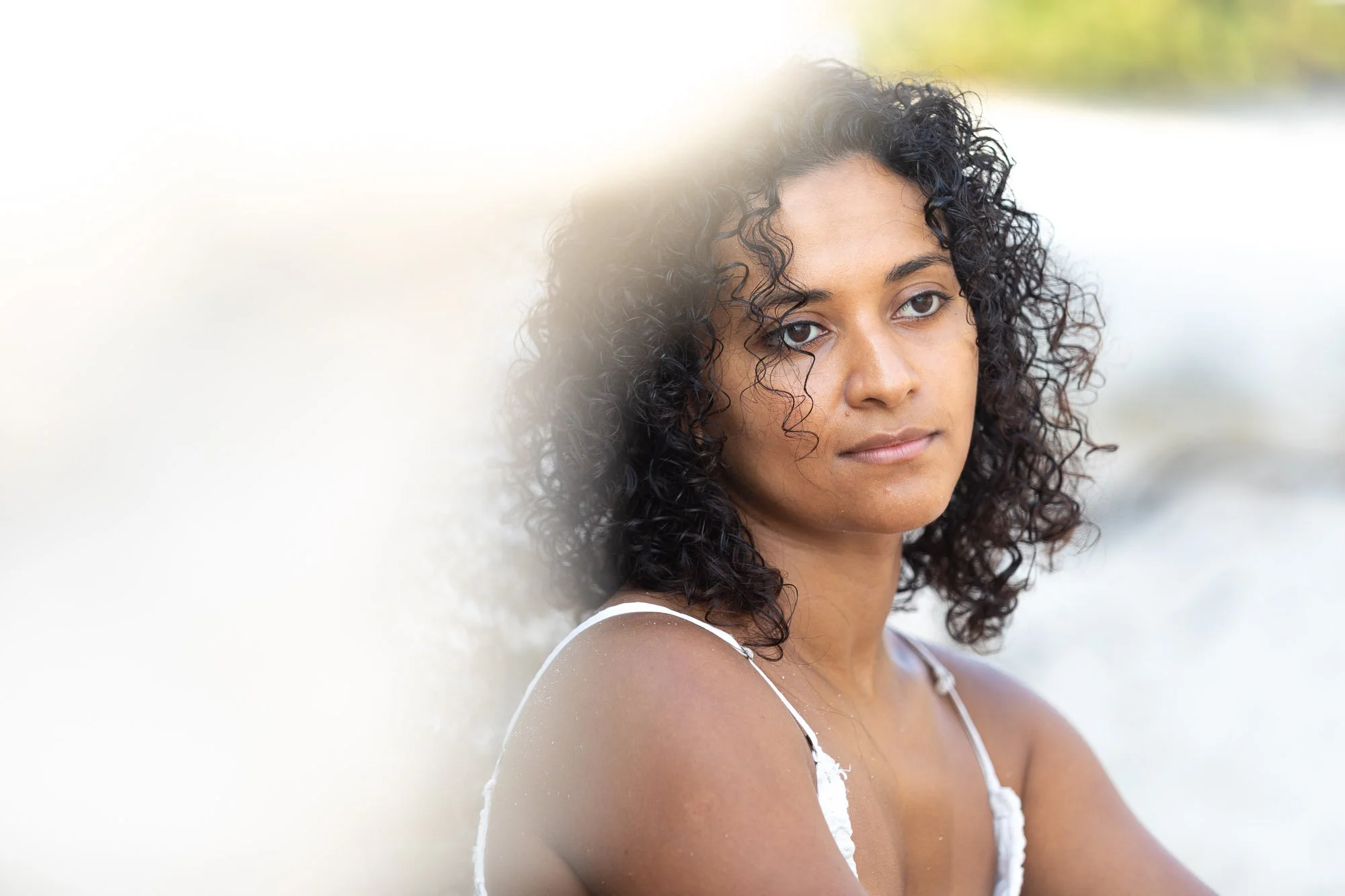 Anahí - Jouer avec les voiles de lumière et le premier plan flouté pour apporter une touche de mystère et de douceur au portrait.