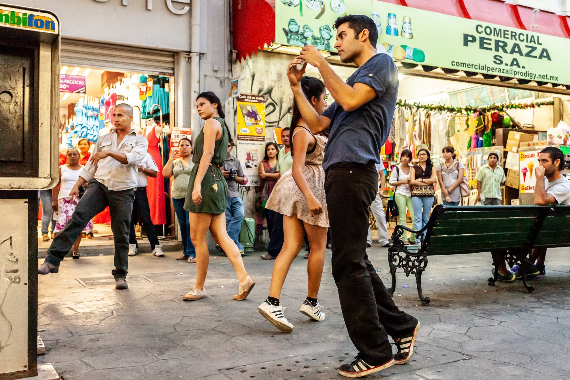 Mérida extraordinaria : Un instant de vie urbaine et artistique improvisé et capté en plein cœur de la rue.