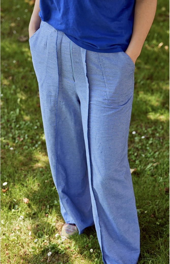 This final woven trouser only requires a zipper to be inserted, the waistband, hems and pocket openings to be turned over and sewn. 